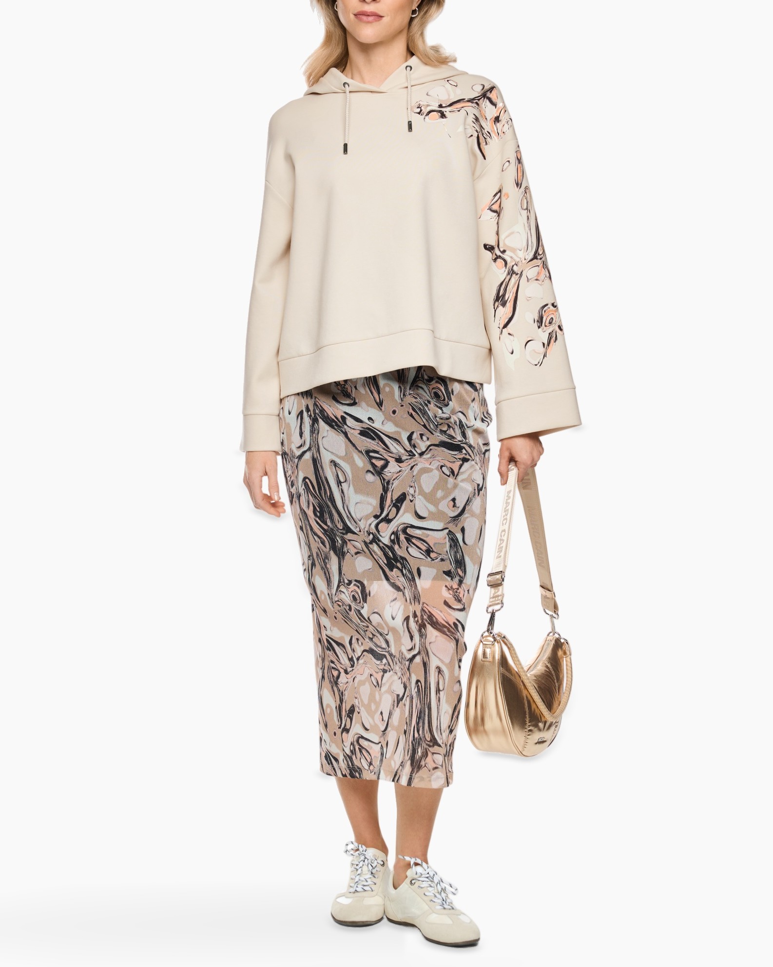 hoodie, beige, abstracte print, rok, gouden tas