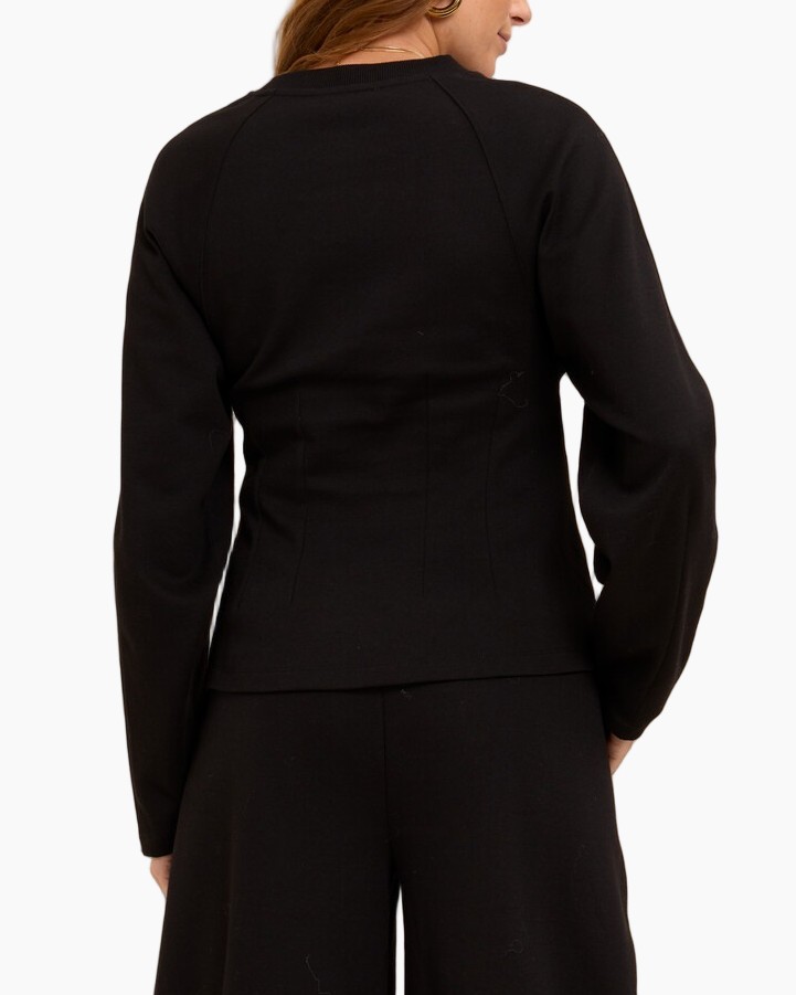 zwart shirt, lange mouwen, trui, egale kleur, ketting