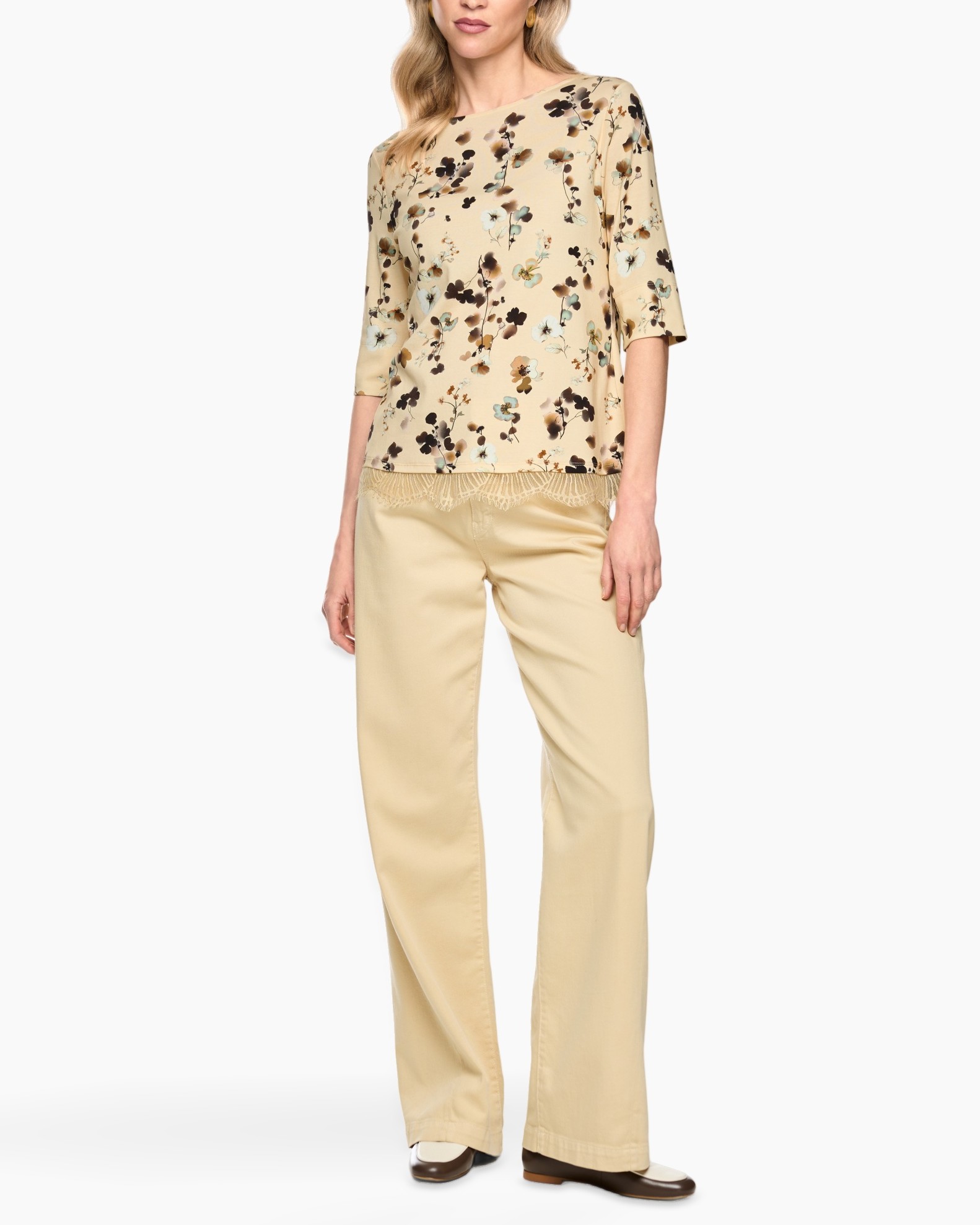 beige top, floral print, driekwarts mouwen, kantrand, wijdte-pijpen