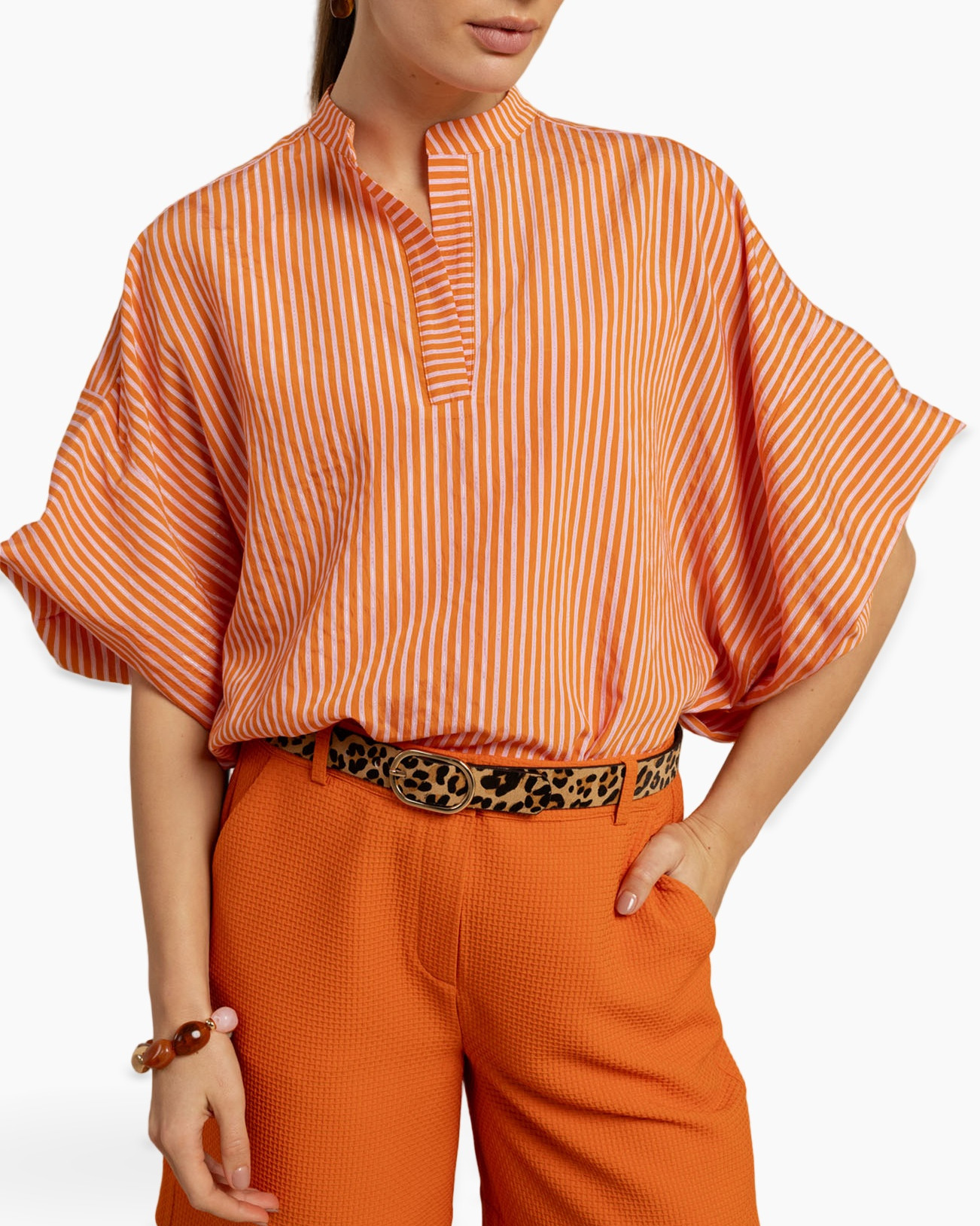 oranje gestreepte top, hals met kraag, korte mouwen, kimono mouw, oranje broek