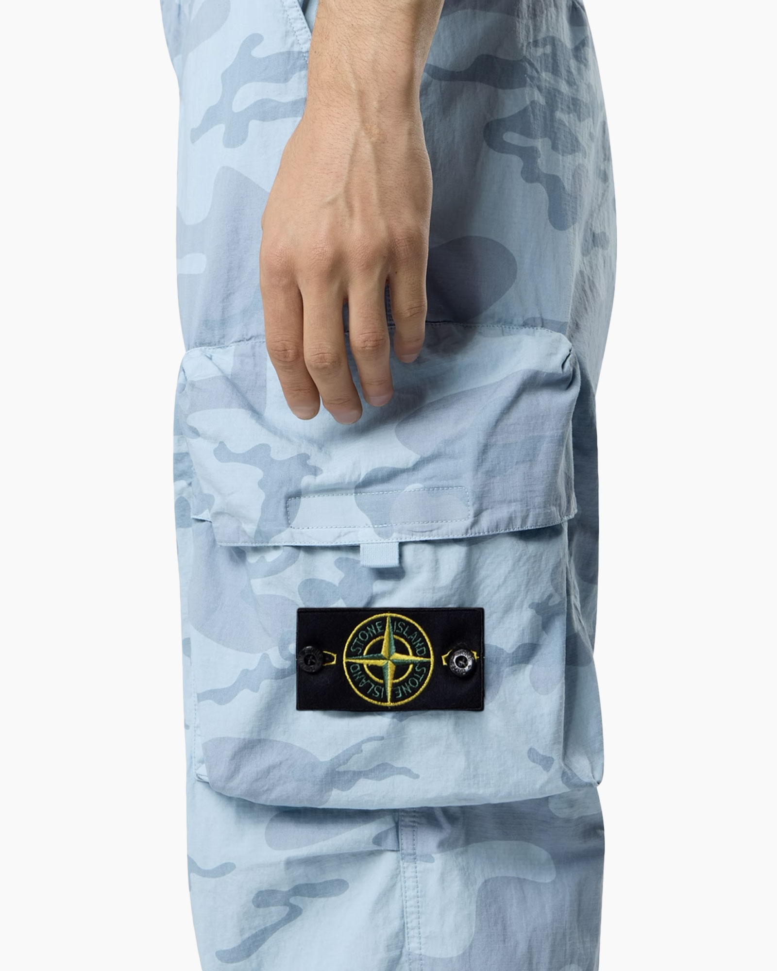 korte broek met cargo, camouflage, knierzak, logo patch, lichtblauw