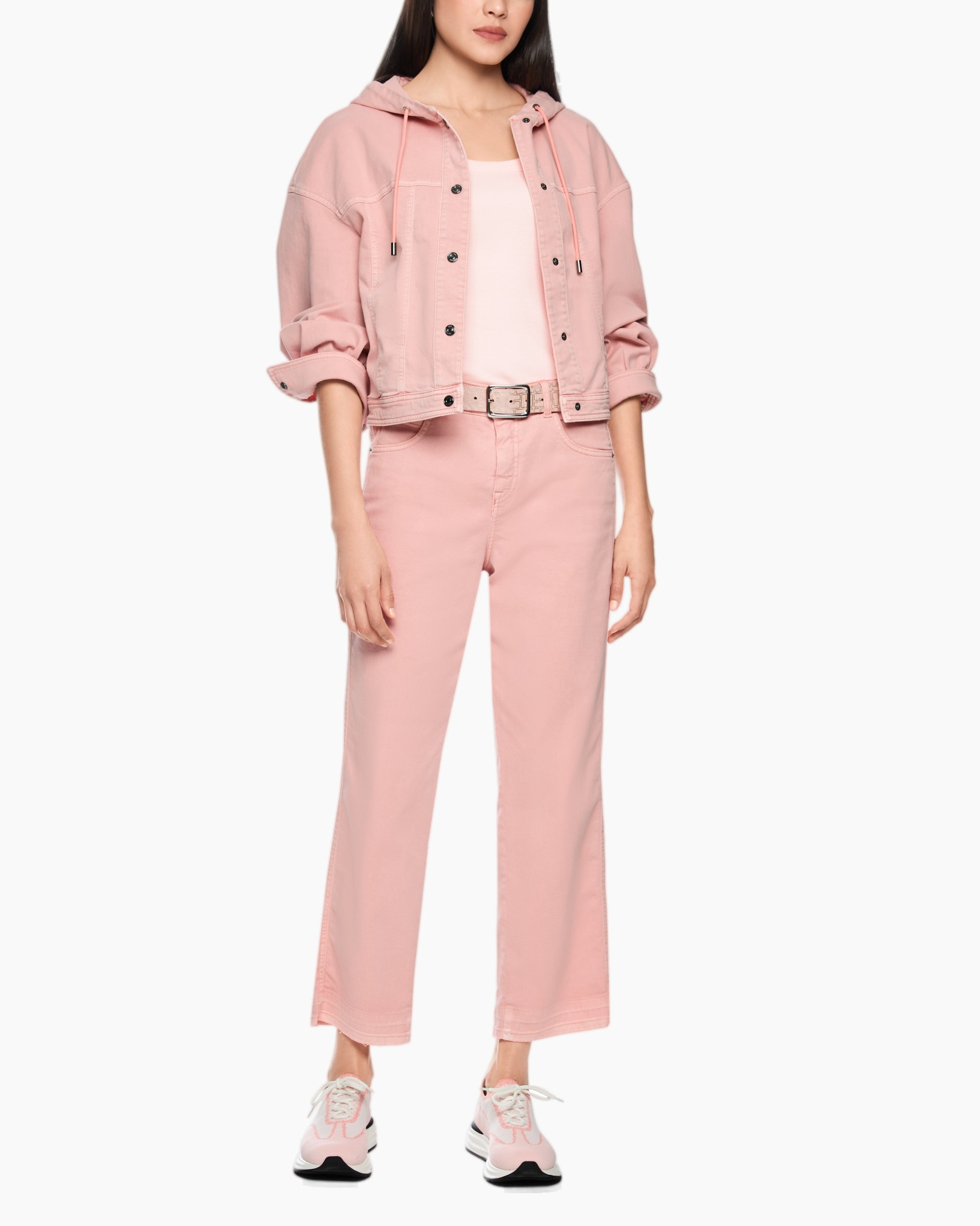 roze, denim jas, jeans, capuchon, sneakers