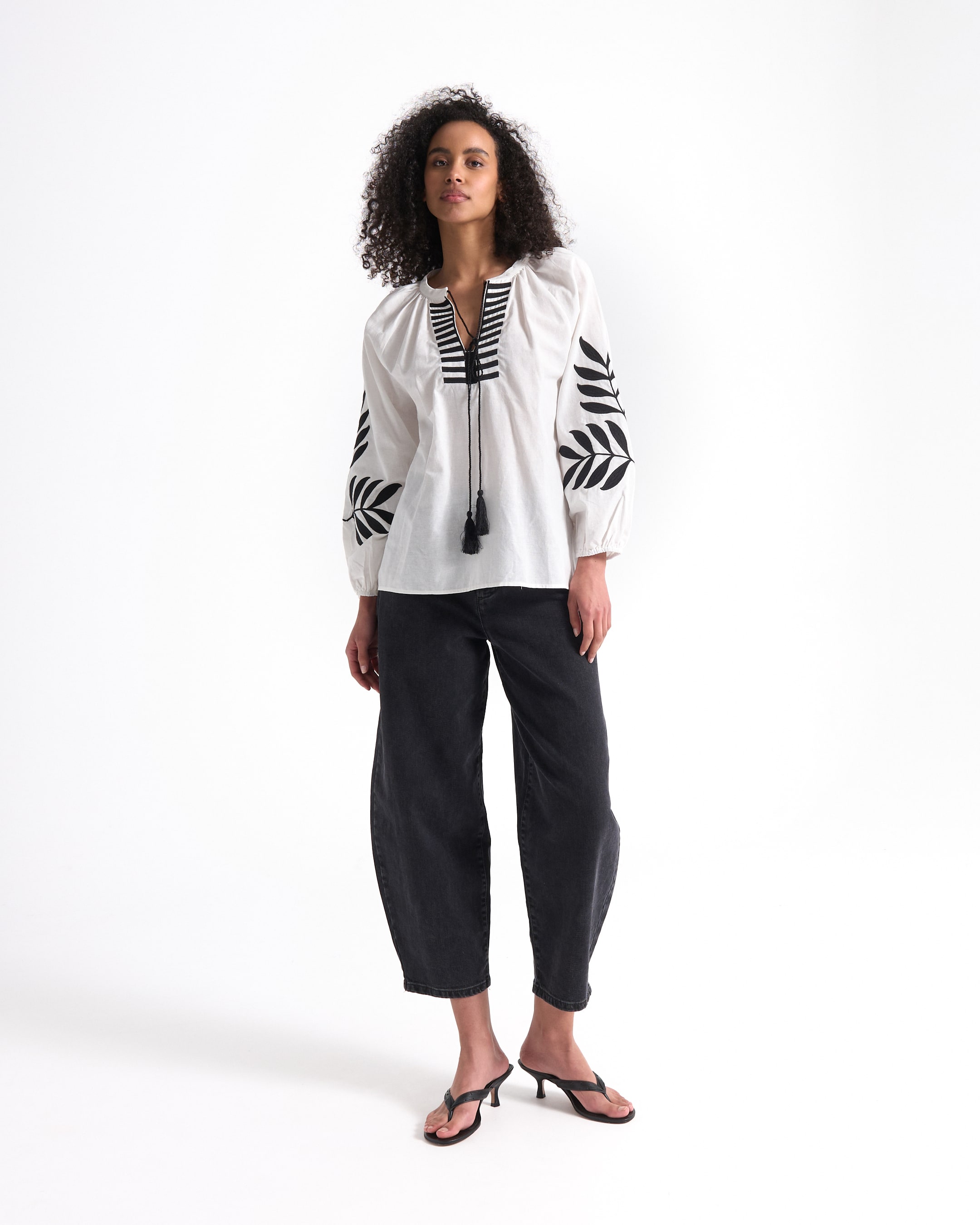 witte blouse, geborduurde mouwen, zwarte kwastjes, gestreepte halslijn, losse pasvorm