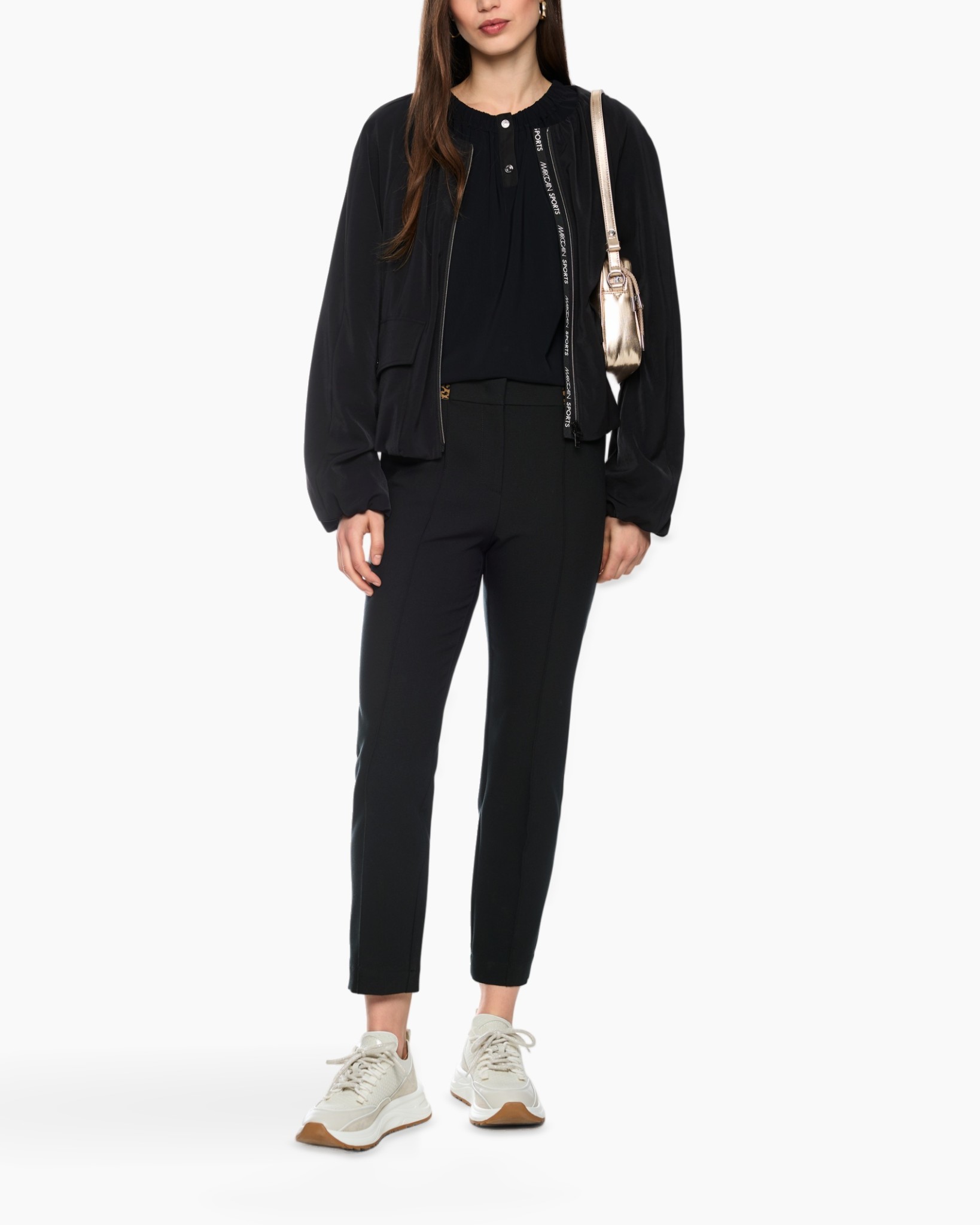 zwart outfit, tunci blouse, slanke broek, sneakers, schoudertas