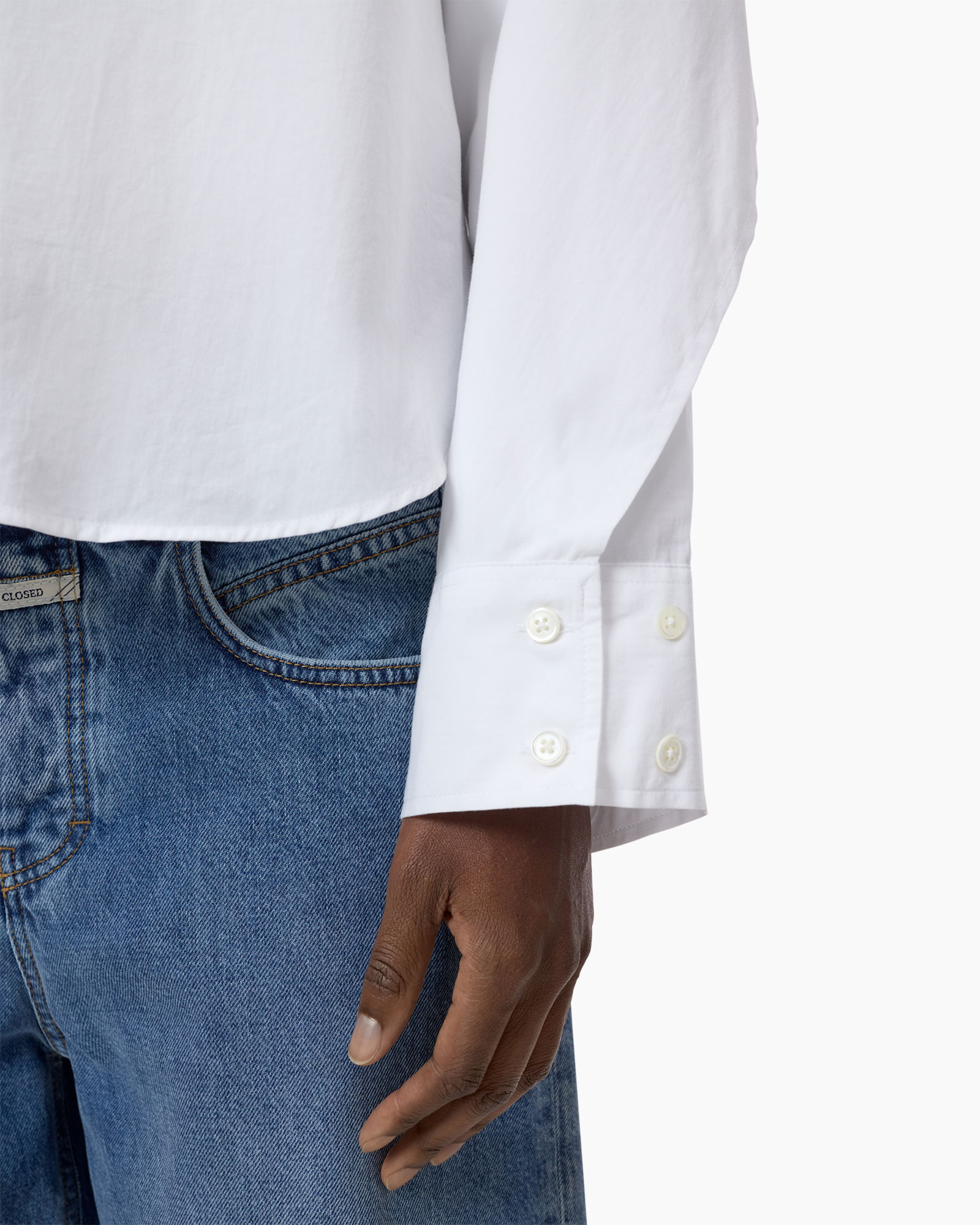wit shirt, geknoopte manchet, lange mouw, katoen, jeans