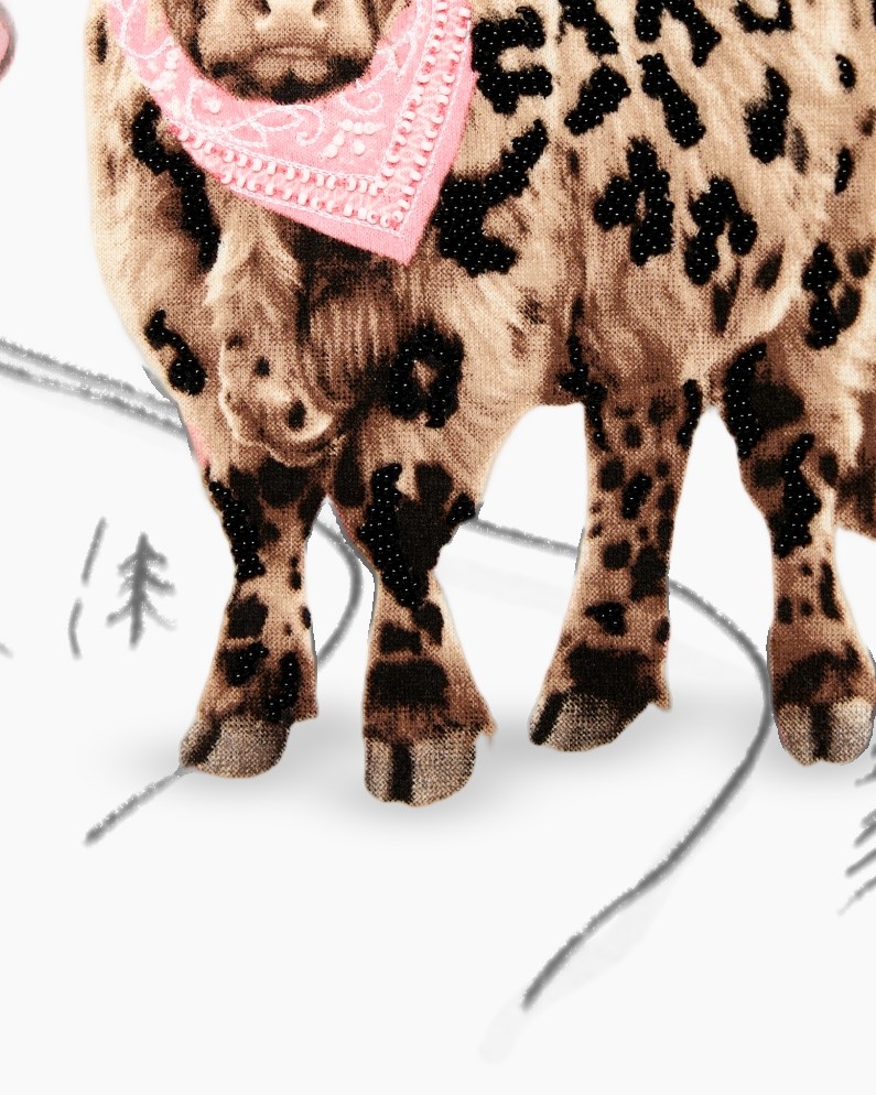 luipaardprint, paardenpoten, bandana, roze bandana, bijna witte achtergrond