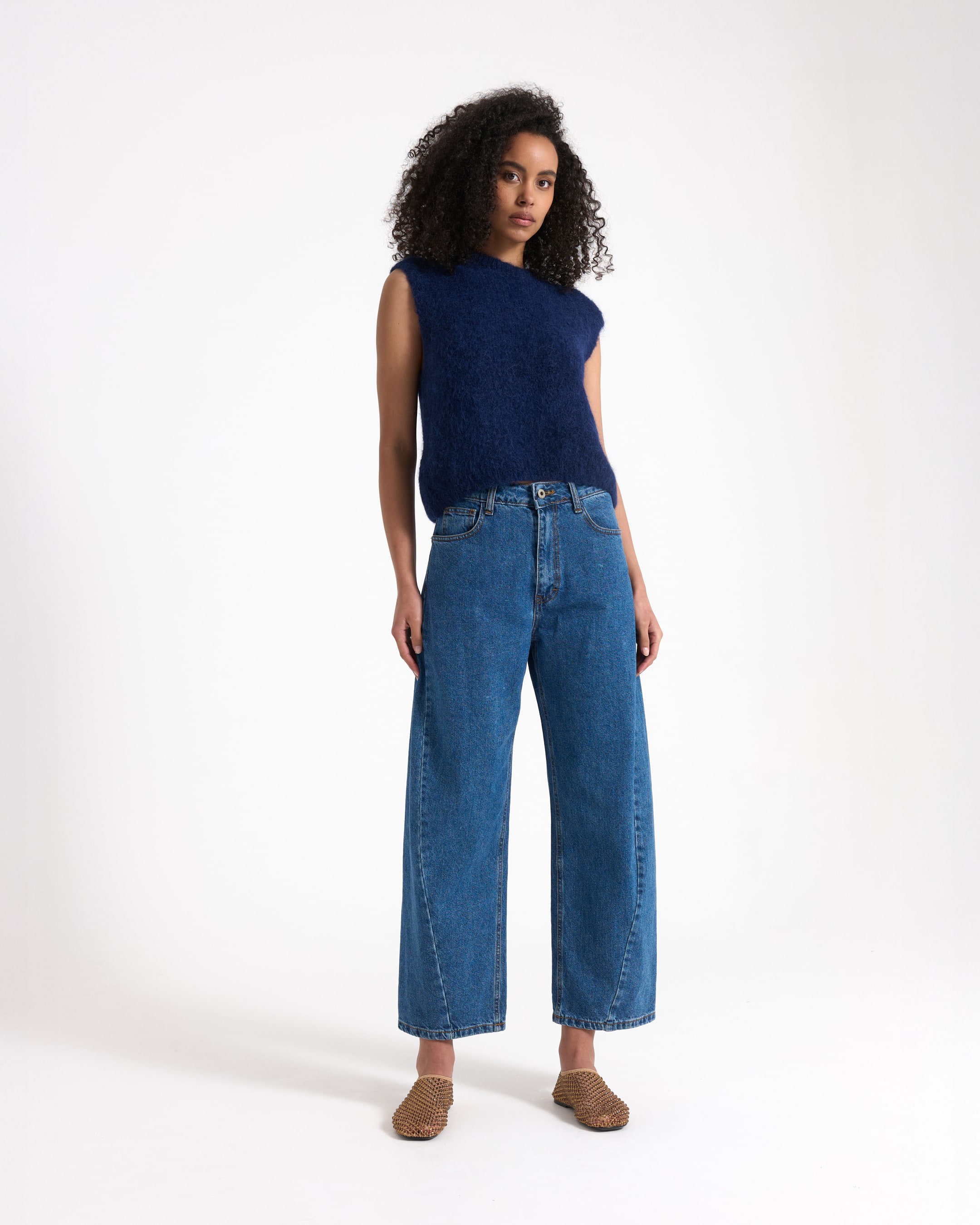broek van denim, wijd uitlopend, dere denim, hoge taille, slip-on schoenen