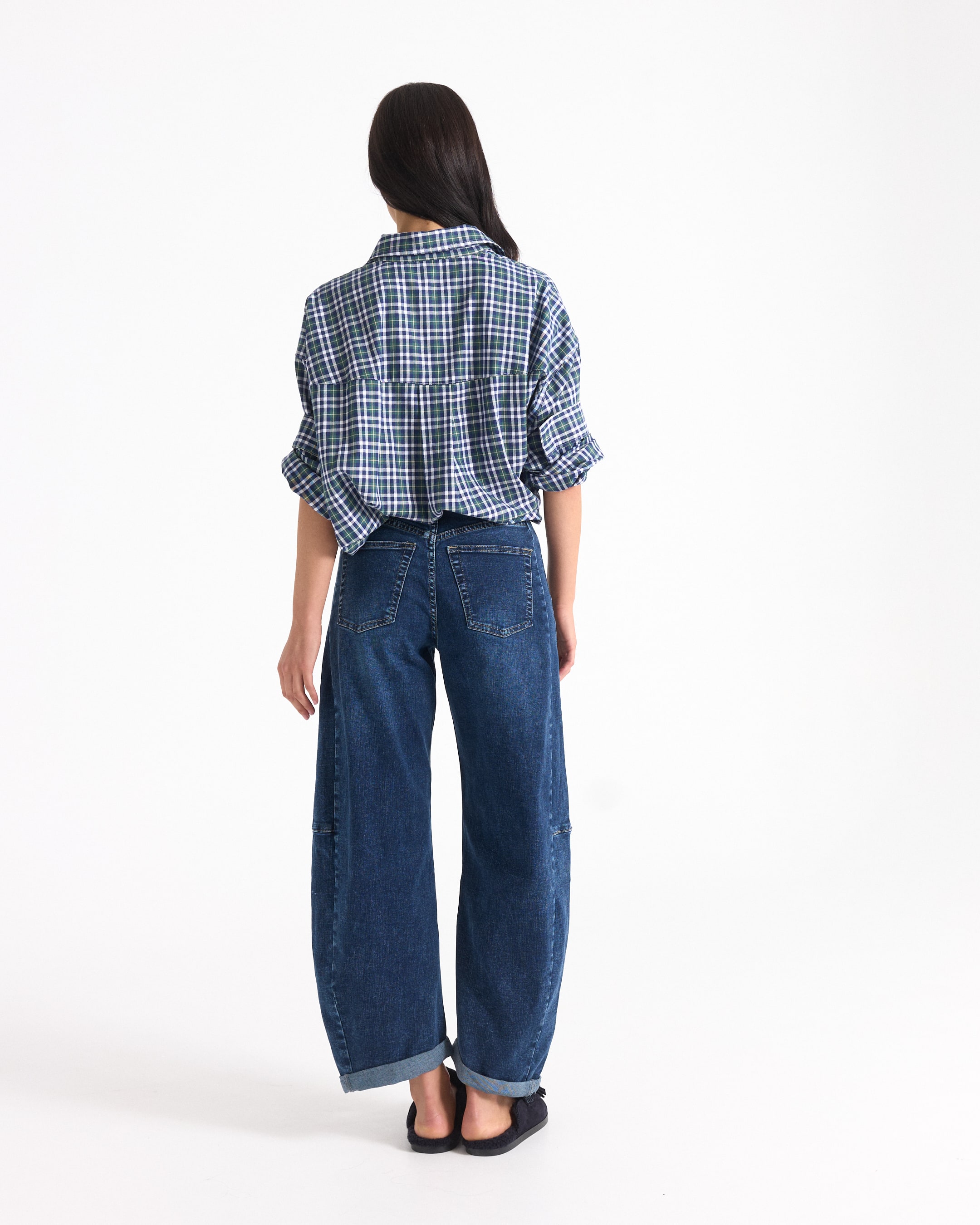 geruit geruite blouse, achterkant, lossere pasvorm, denim jeans, omgeslagen zoom