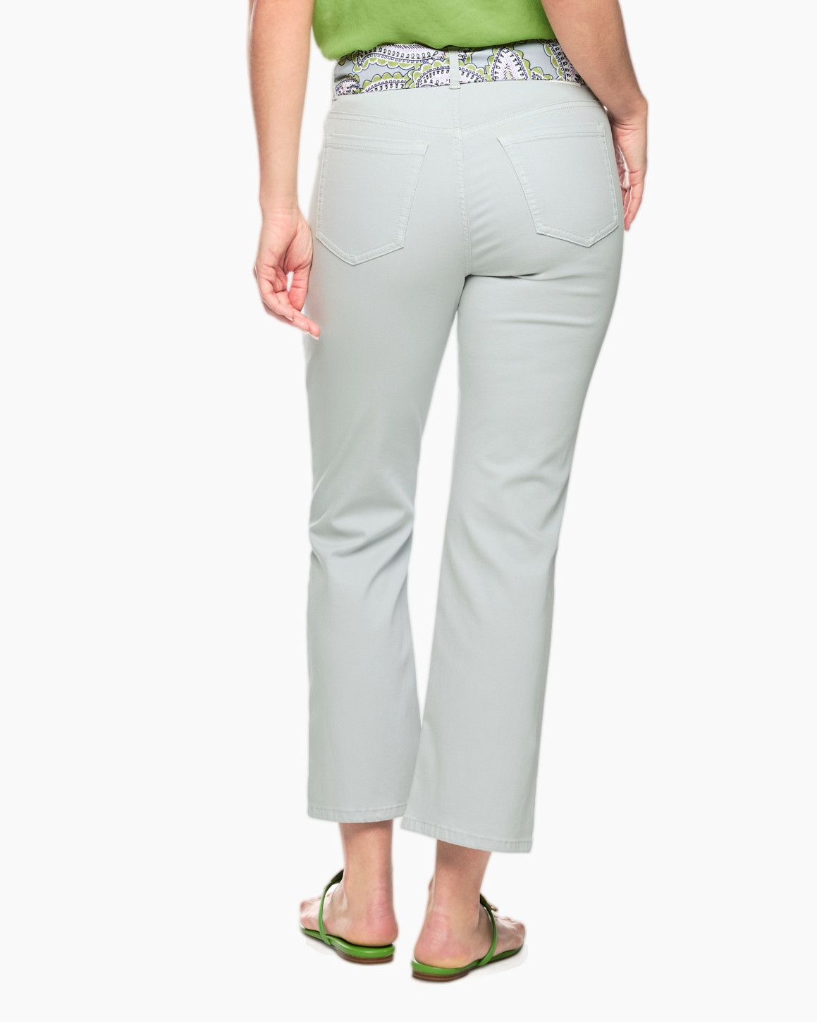 broek, lichtgrijs, katoen/kleine maat?, groene accessoires, sandaaltjes