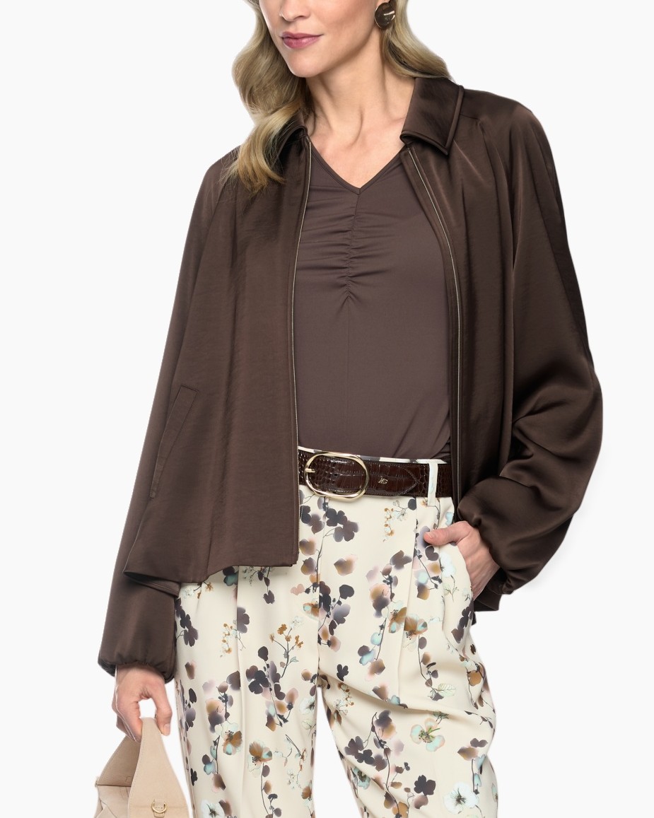 bruin jasje, V-hals top, lange mouw, lossere jas, bloemenbroek