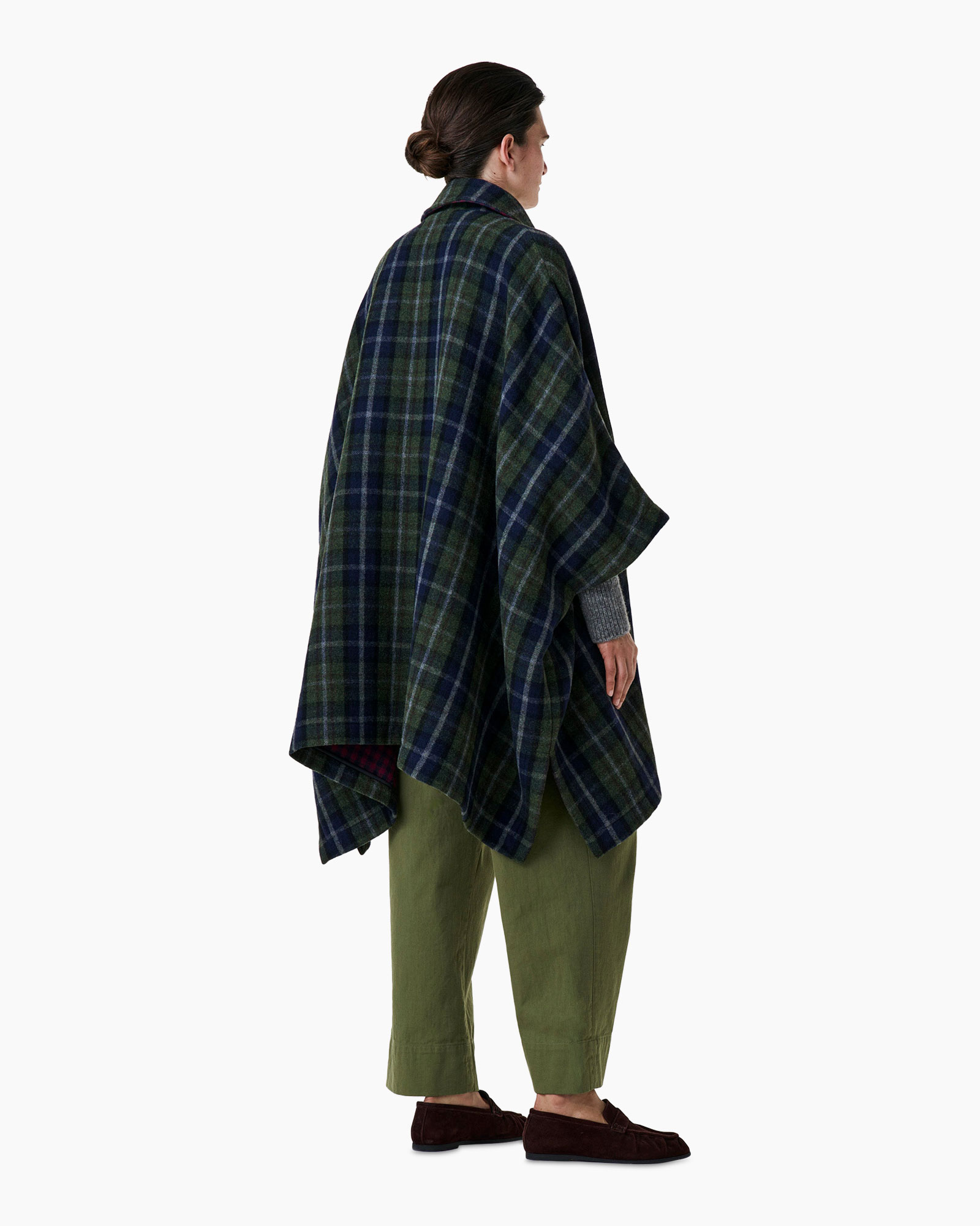 luie plaid cape, broek groen, grijs trui, loafers, plaid deken sjaal