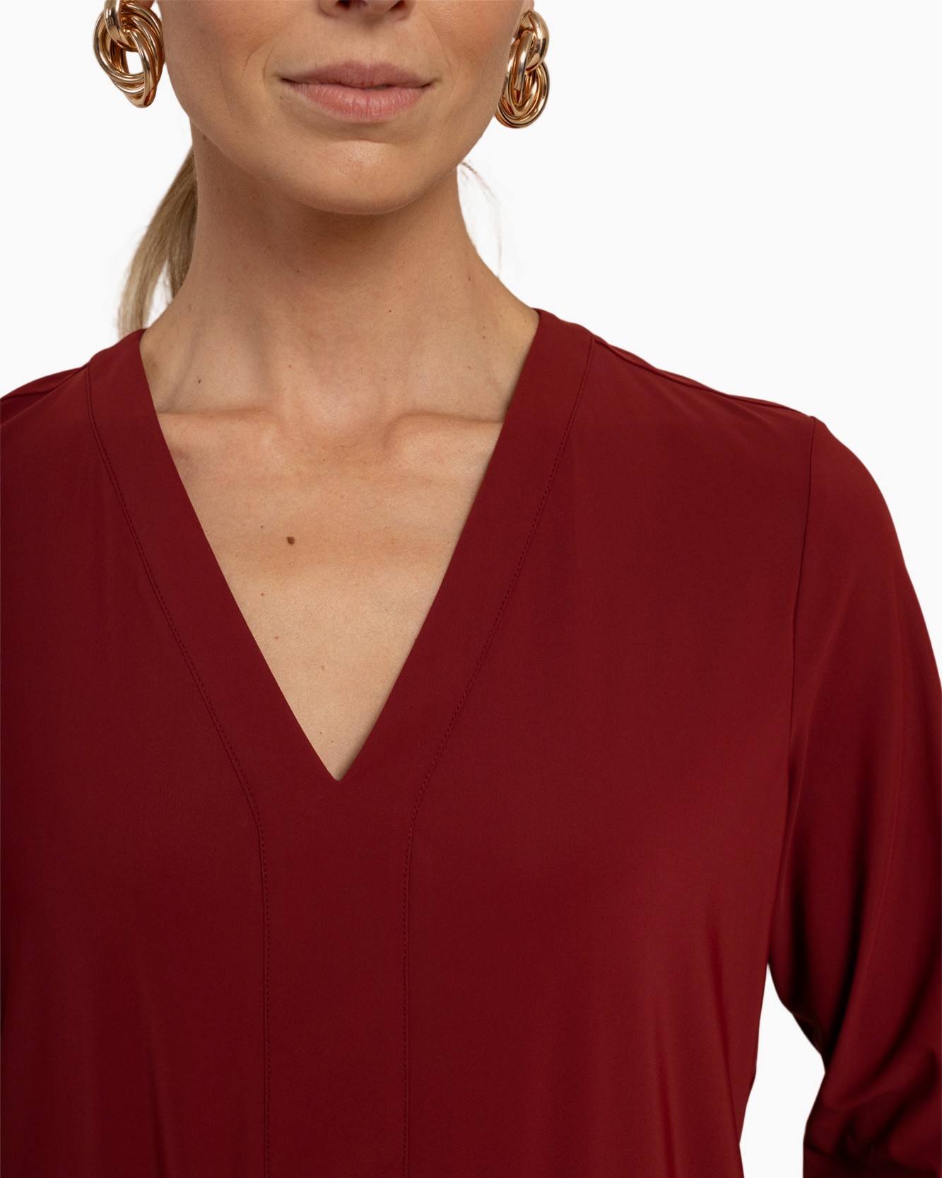 eenkleur v-hals, bordo, blouse, lange mouw, gouden oorbellen