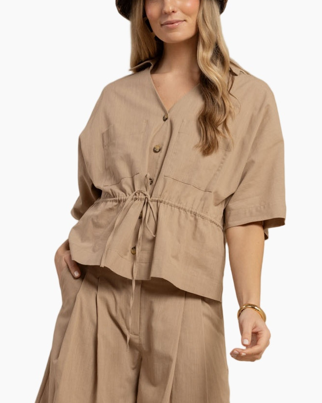 beige, mouwloze?, tie-front, knopen?, blouse