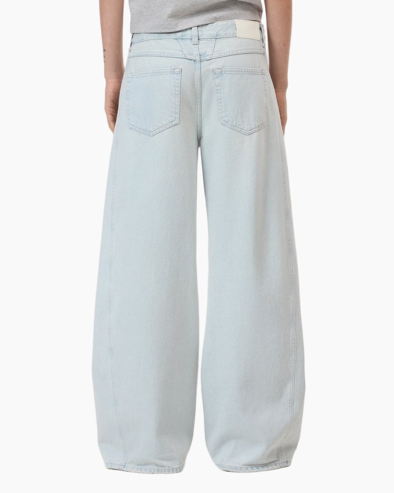 wide-leg jeans, light wash, denim, groovy belt, open-toe sandals