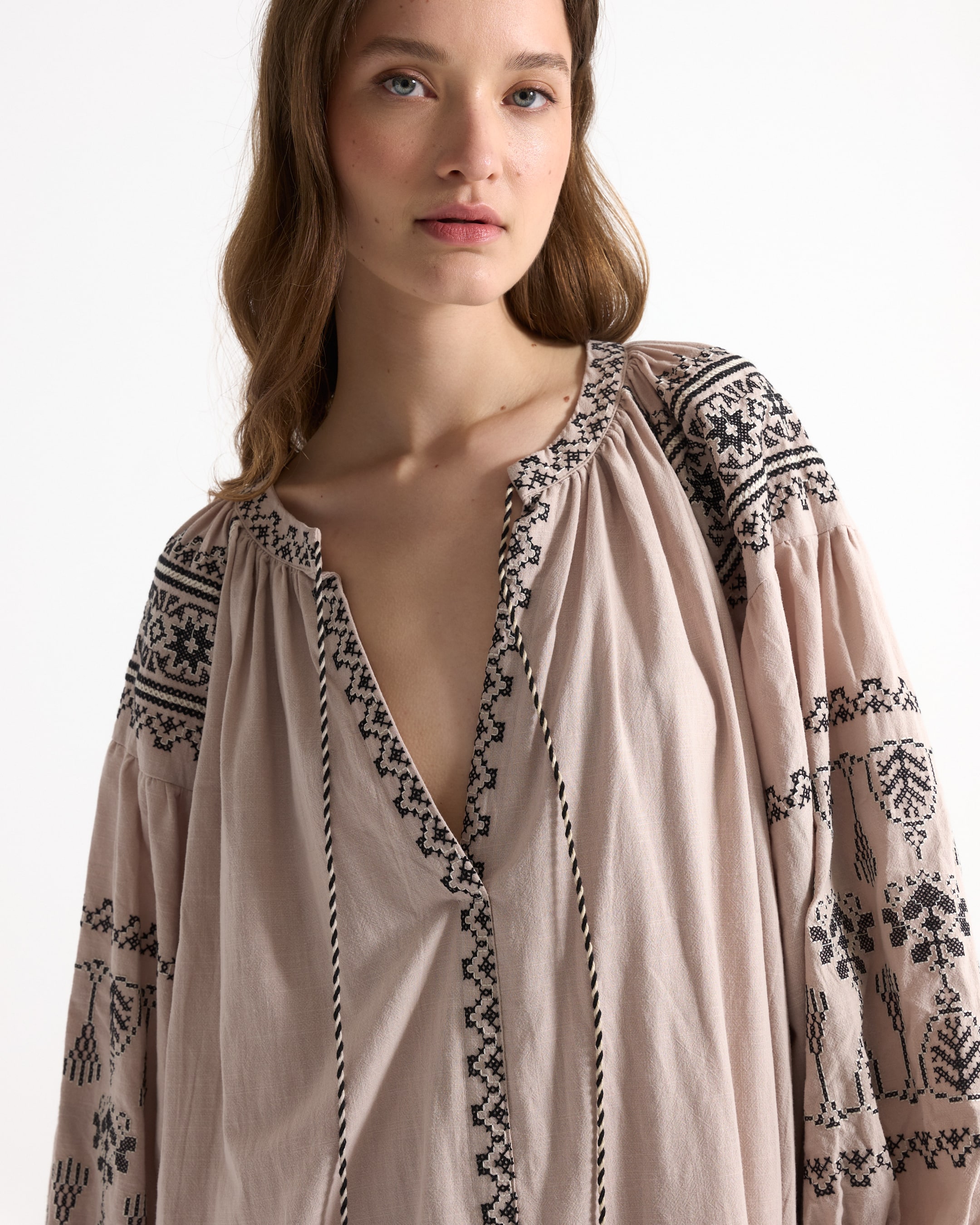 ​​maxi jurk, borduursel, boho, lijnpatroon, beige