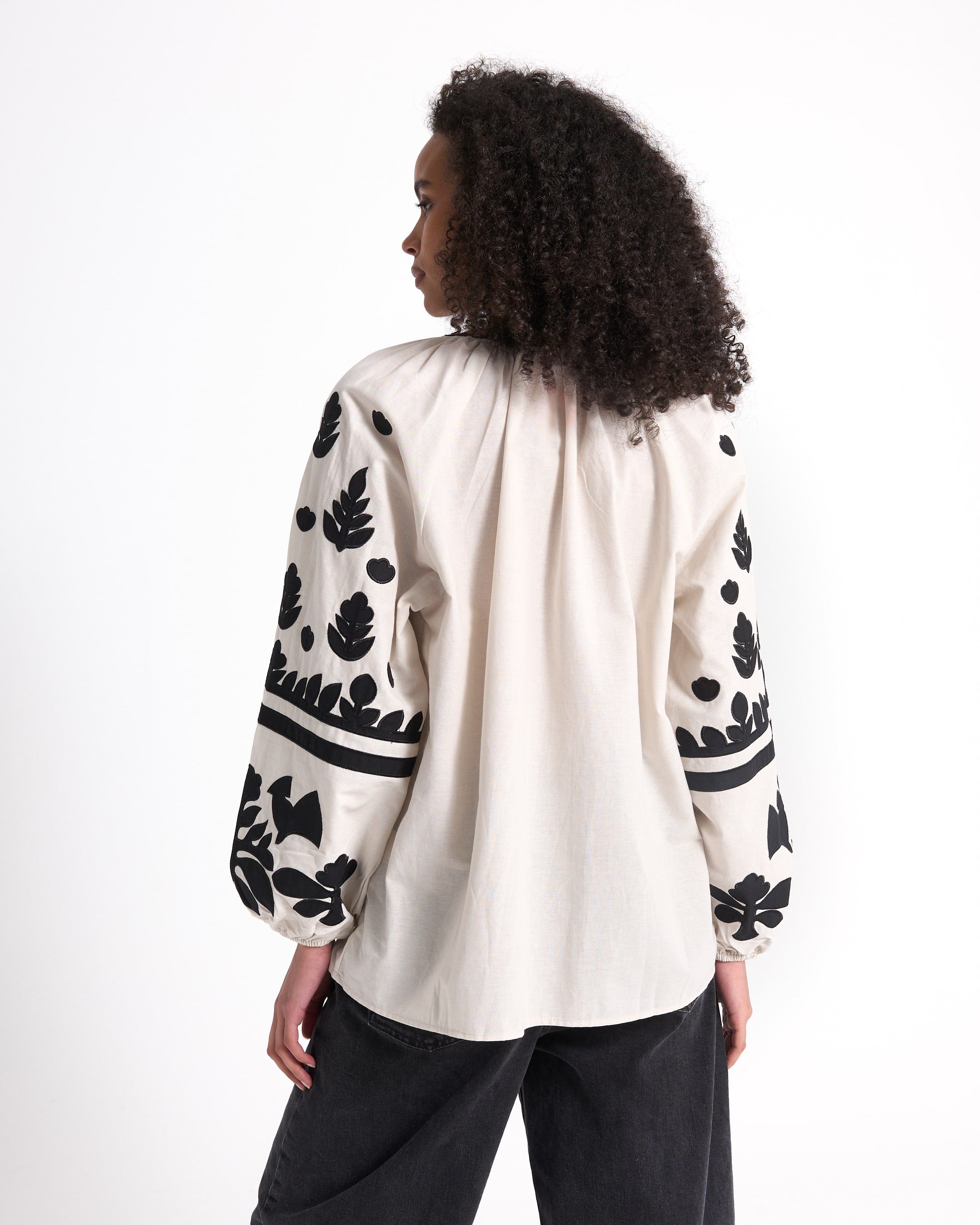 blouse, borduurwerk, lange mouwen, beige, zwart patroon