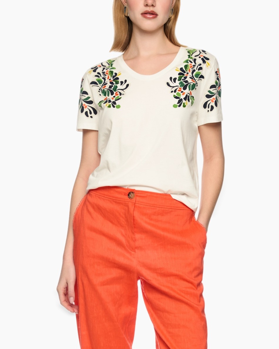 t-shirt korte mouwen, geborduurde bloem, crème-wit, oranje broek, casual outfit