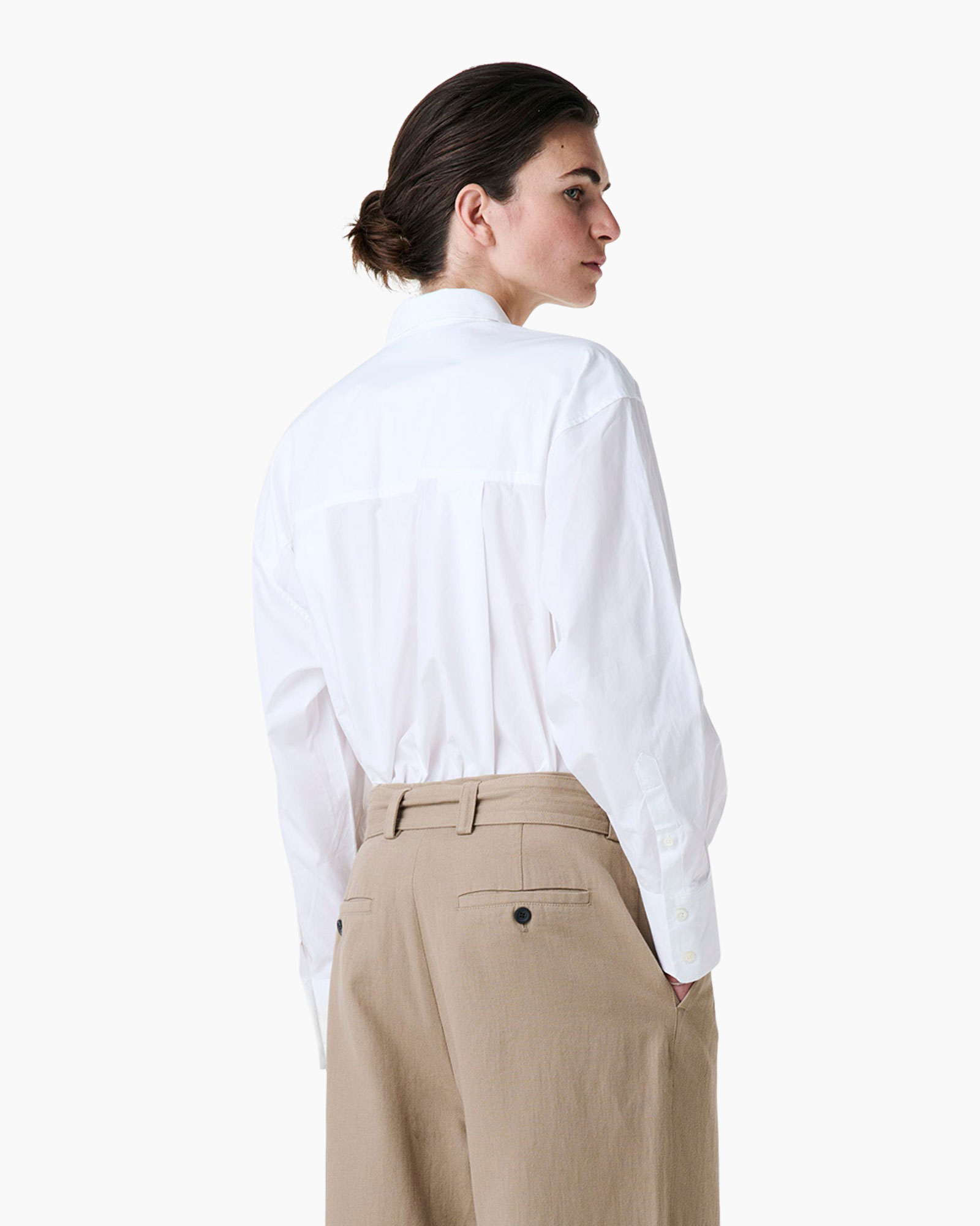 witte shirt, knopen overhemd, kraag overhemd, langer mouw, beige broek