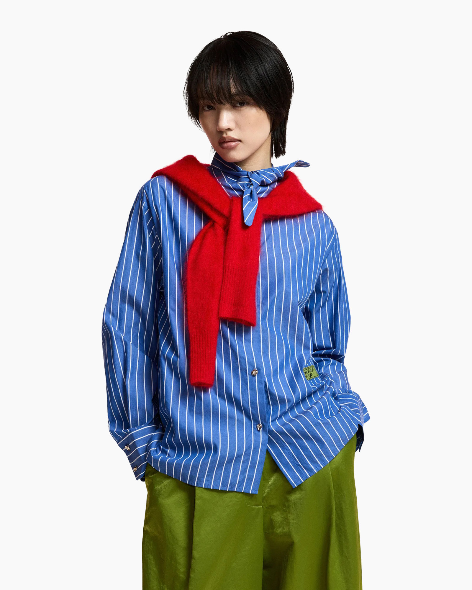 blauw gestreepte shirt, lange mouwen, rode sjaal, groene broek, casual outfit