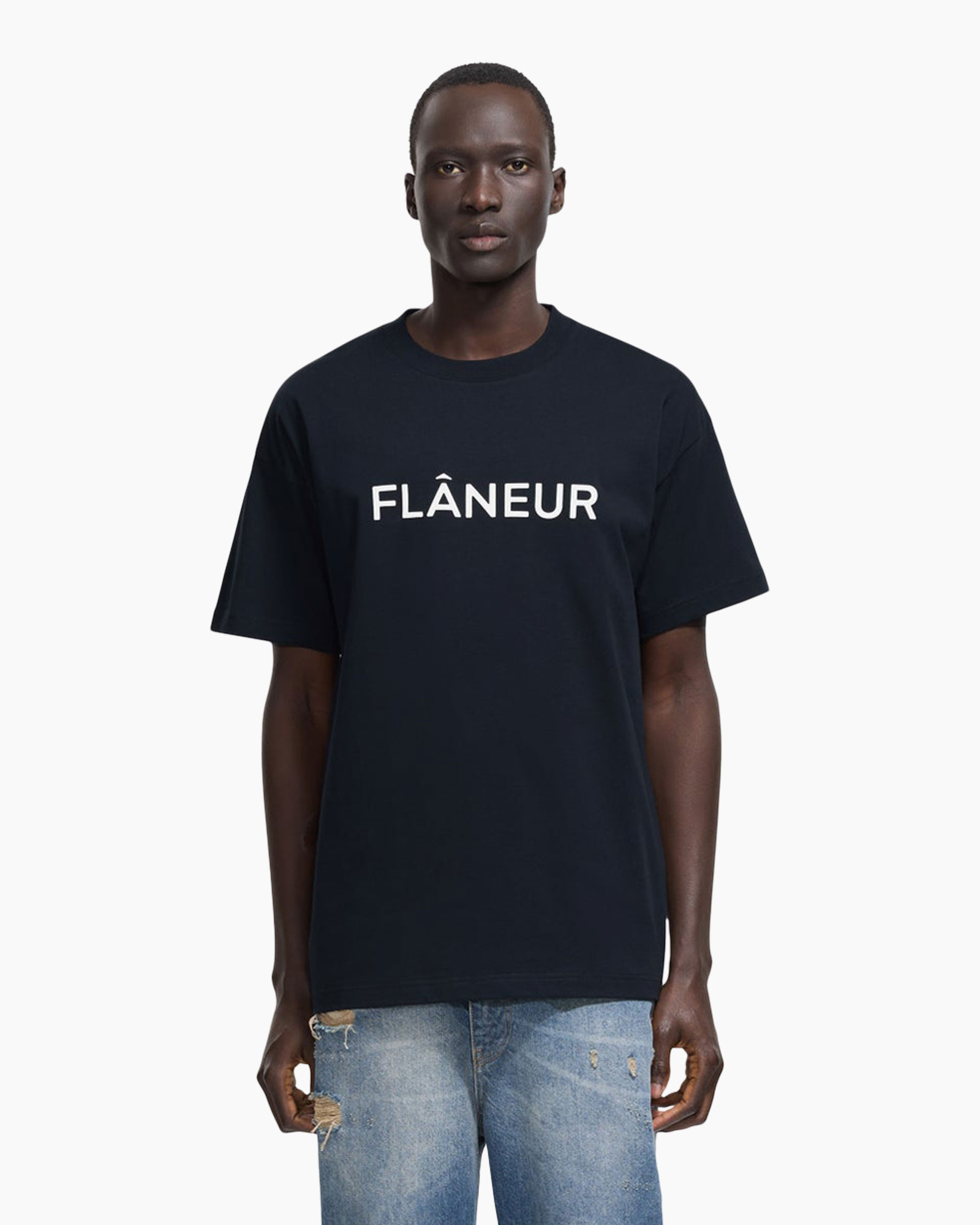t‑shirt, marineblauw, korte mouwen, grafische tekst, gerafelde jeans