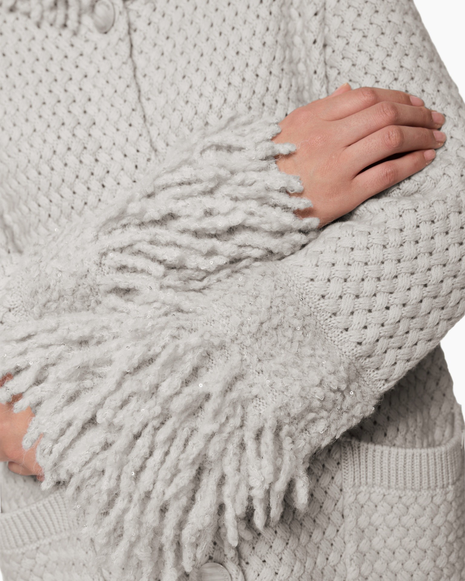 gebreide trui, fringe mouwen, dik gebreide stof, lichtgrijs, mouwdetail