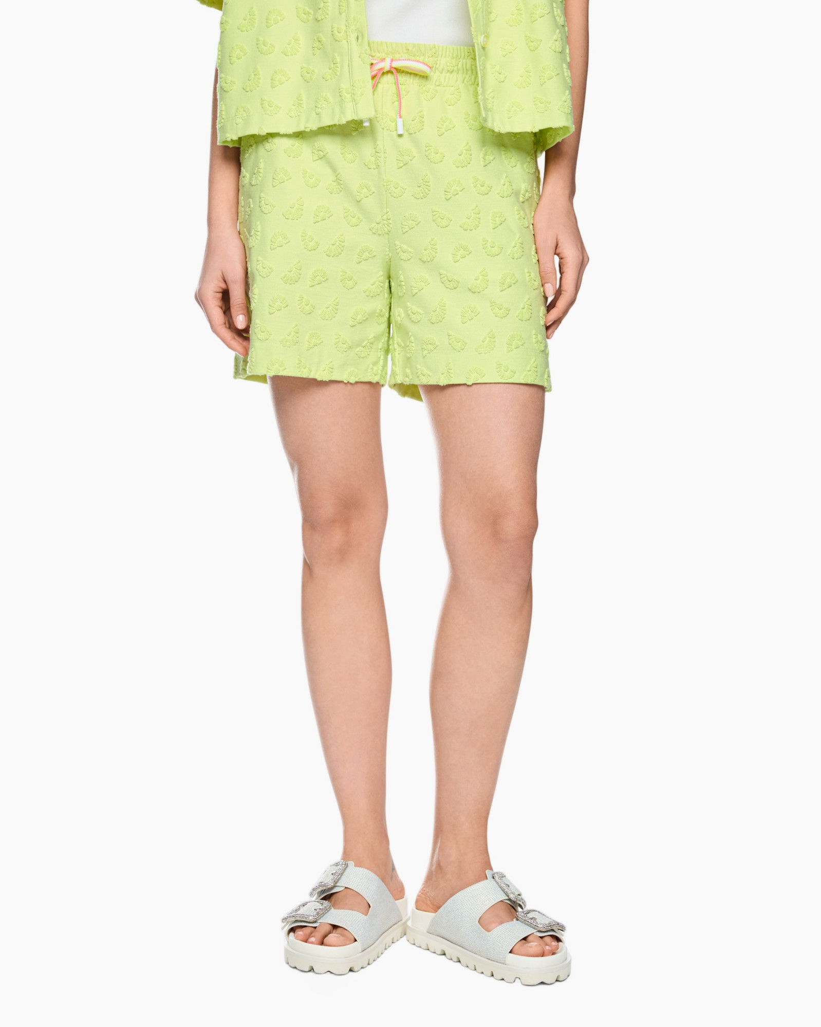 shorts, limegroen, borduursel, koord, sandalen