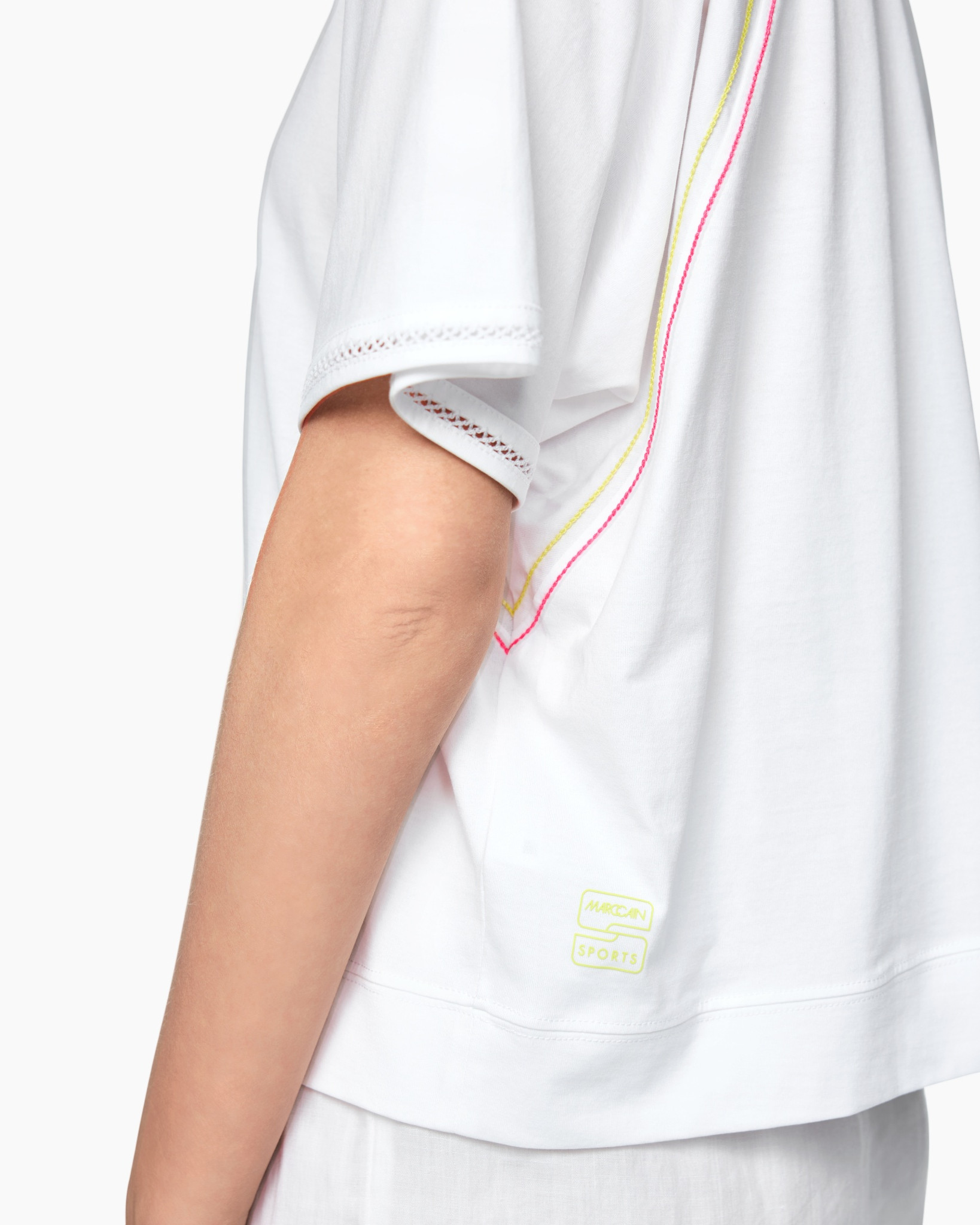 t-shirt, korte mouwen, wit, stiksels detail, logo patch