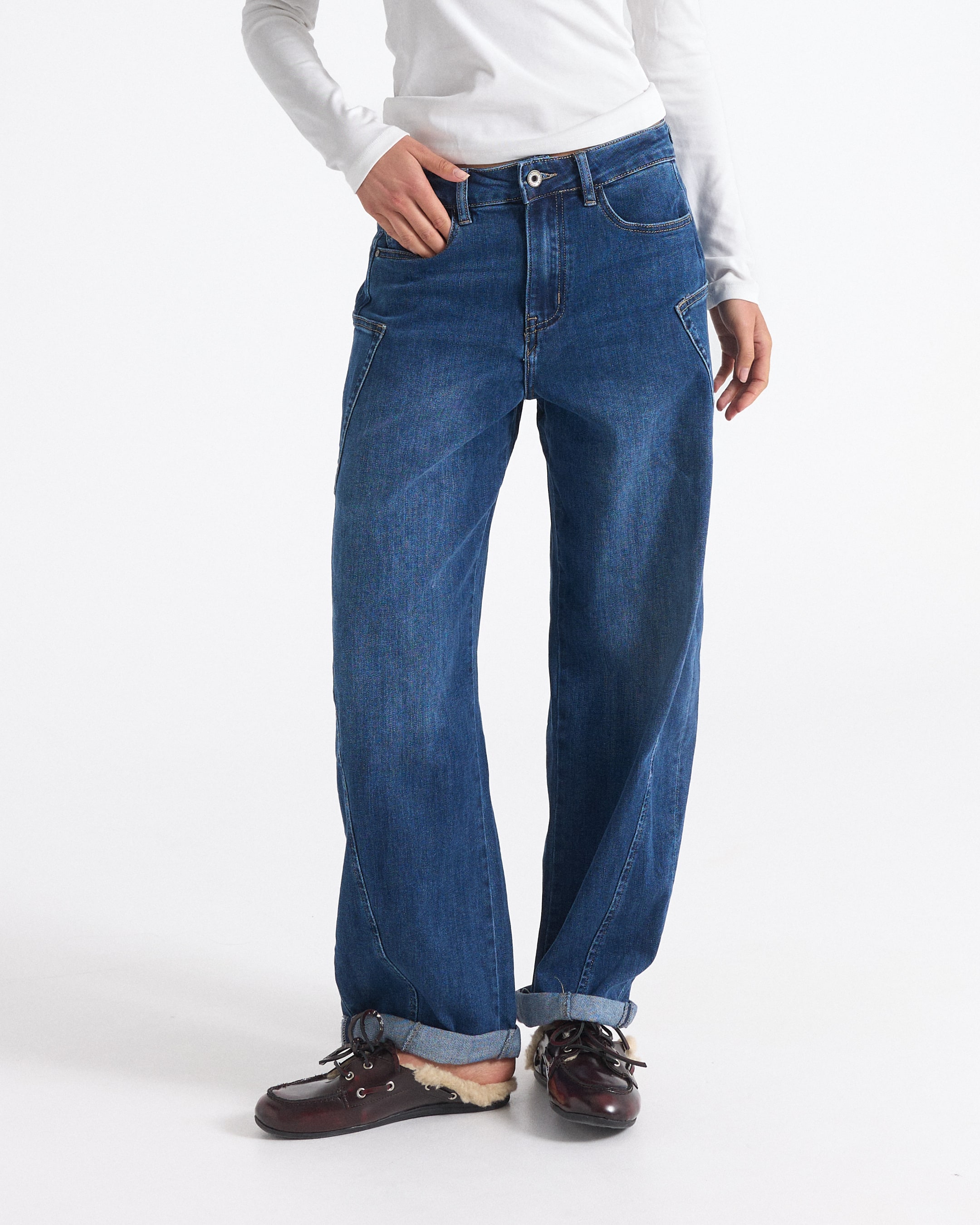 witte lange mouw top, crewneck shirt, spijkerbroek, denim broek, platte schoenen