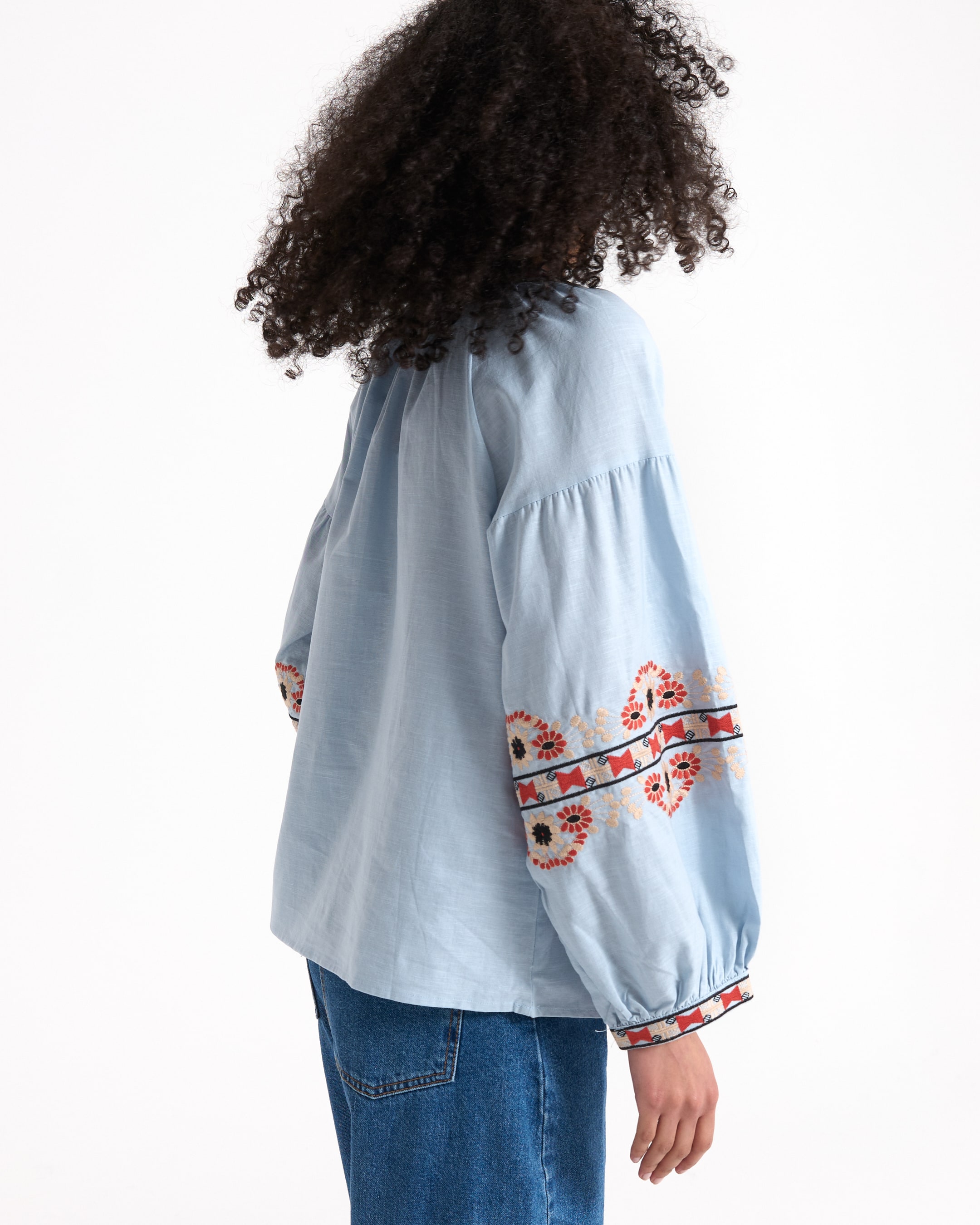 lichtblaues_top, gestikte_mouwen, pof_mouwen, loss_gevormd, blauwe_jeans