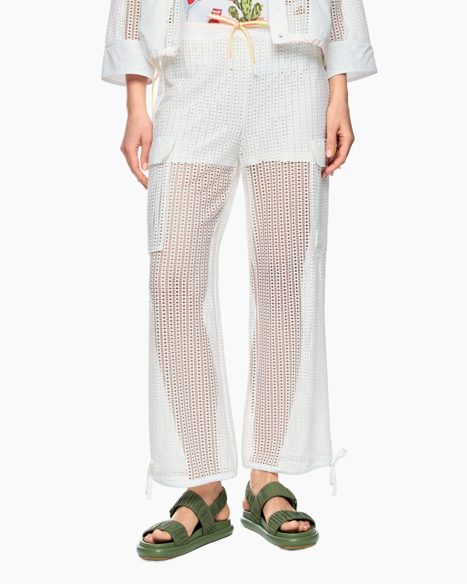 witte crochet broek, gaasbroek, opengewerkte broek, touwtje in taille, groene sandalen