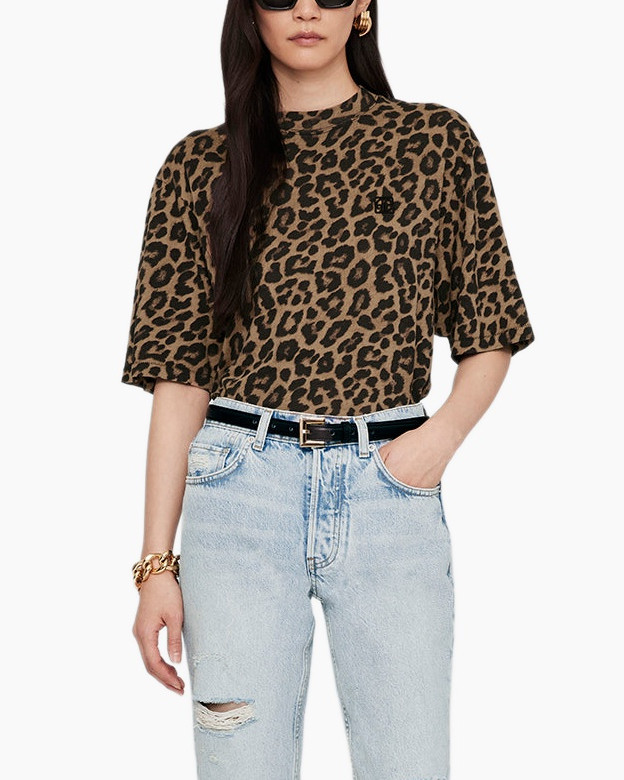 luipaardprint, t-shirt, korte mouwen, hooggetailleerde jeans, riem