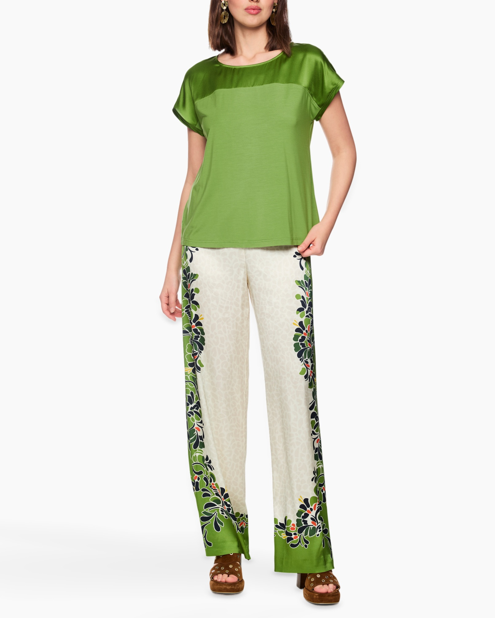 groene top, korte mouwen, ronde hals, linnen-achtig materiaal, wijd-uitlopende broek, broek met bloemrand, crème broek, groene bies