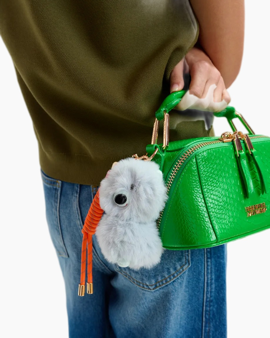 pompom, pluche hond, sleutelhanger, oranje koord, zachte vacht