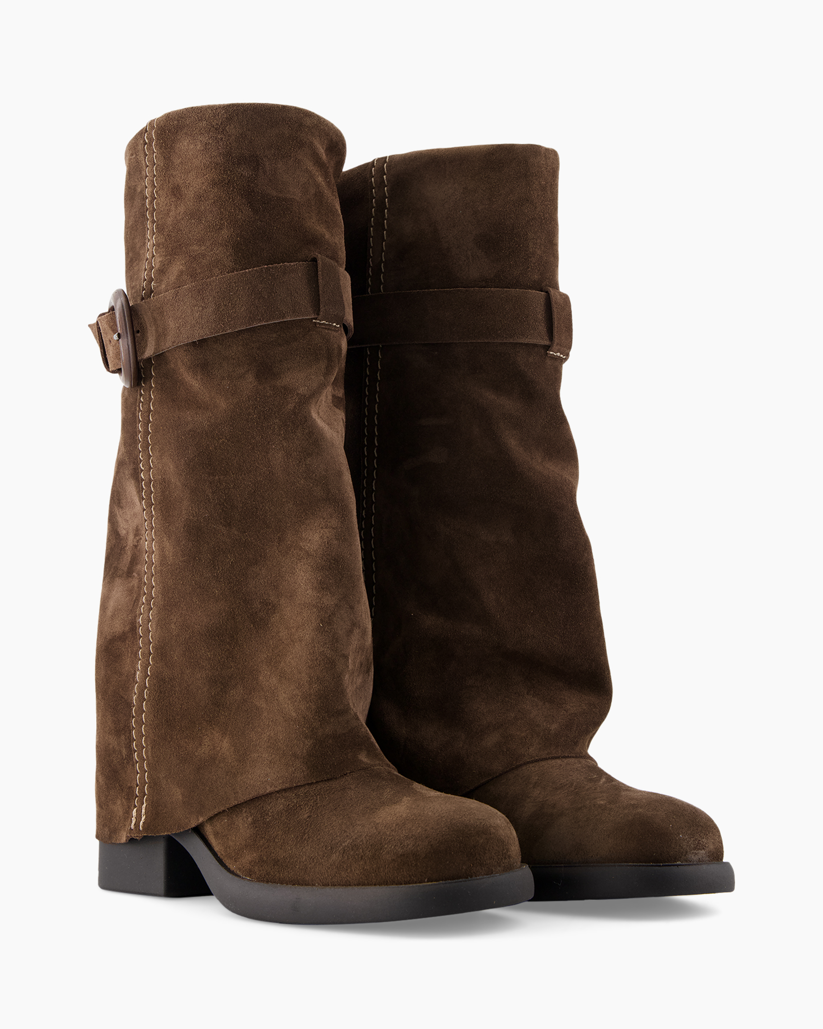 enkellaars, bruine suède, mid hoogte hak, riem gesp, stikdetail