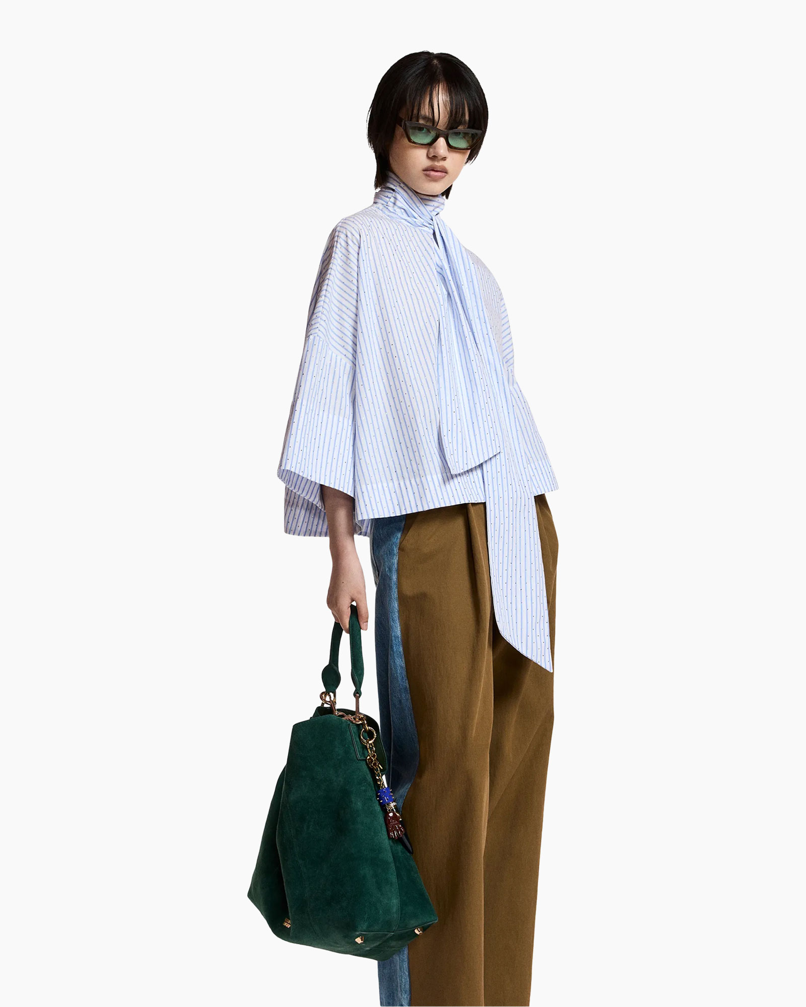 hemd met strepen, oversized top, strikdetail, wijd uitlopende broek, groene handtas