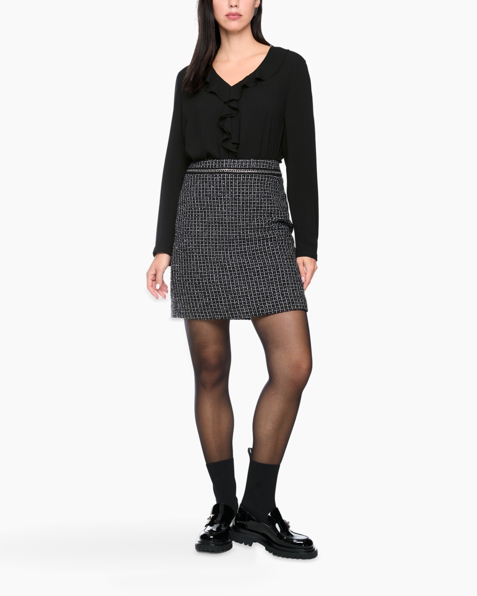 zwarte blouse, gerafelde top, geruwde rok, tweed patroon, zwarte panty