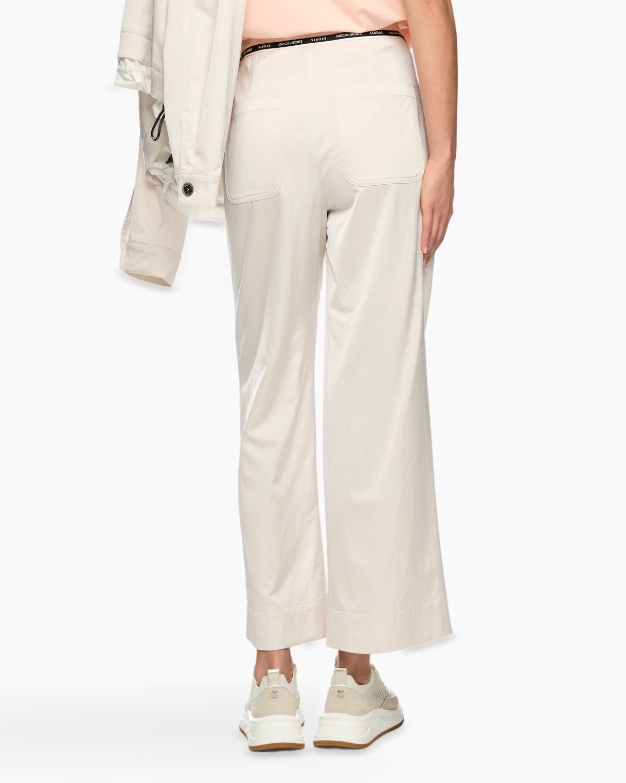 broeken, wijd uitlopend, beige, rugzakzakken, slip-on sneakers