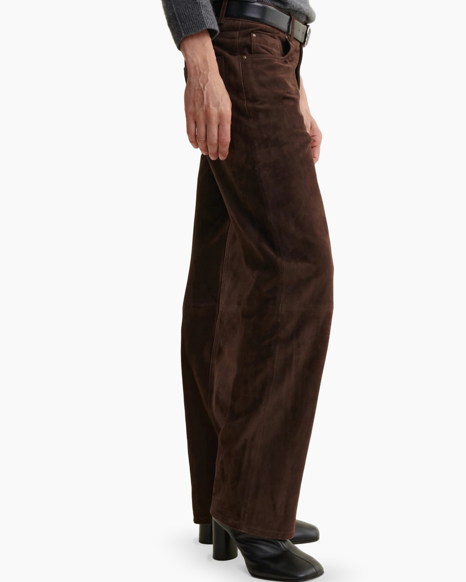 bruin corduroy broek, wijd uit, riem, losse pasvorm, zwarte laarzen
