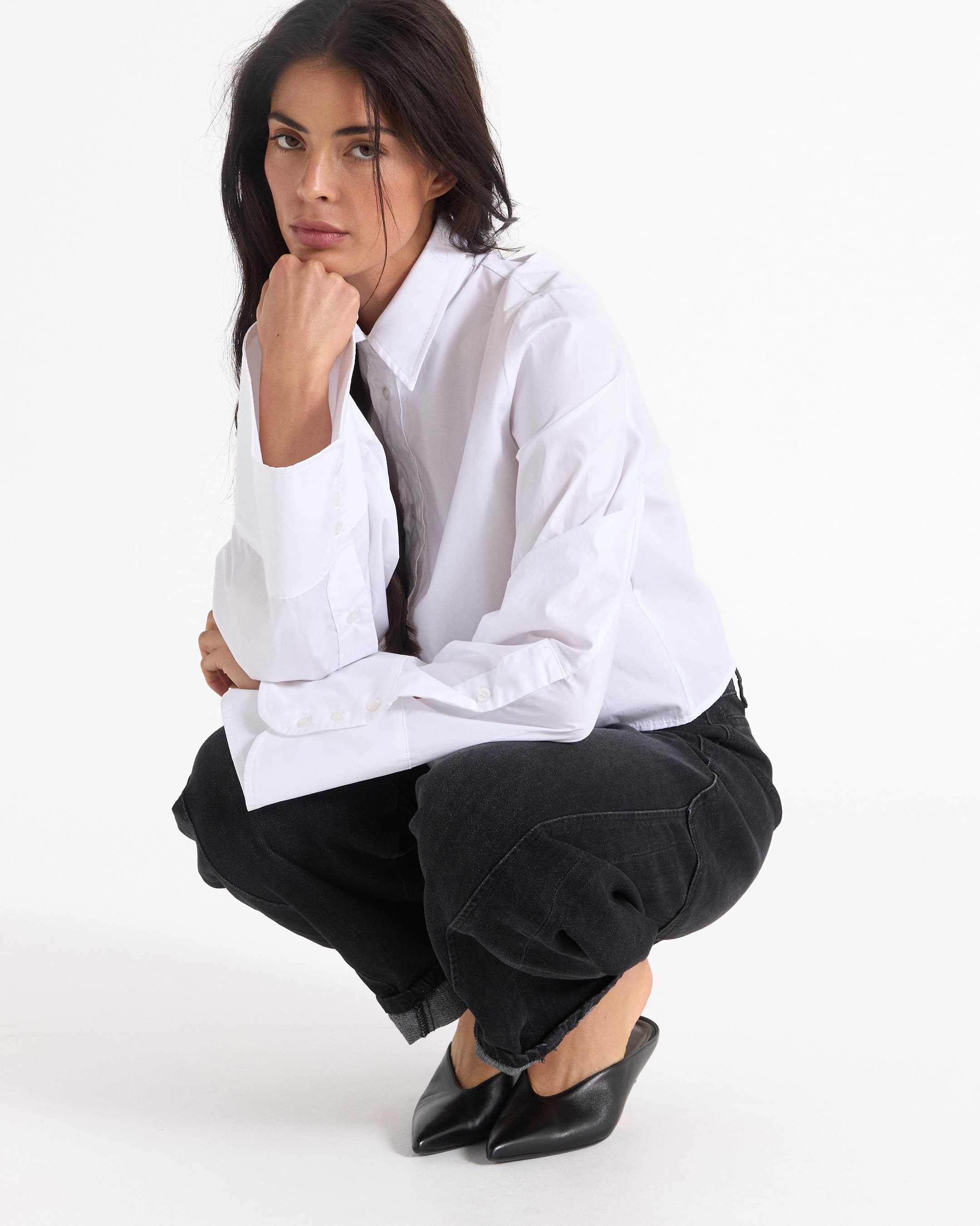 witte blouse, knopen-down, gekraagde blouse, zwarte broek, zwarte hakken