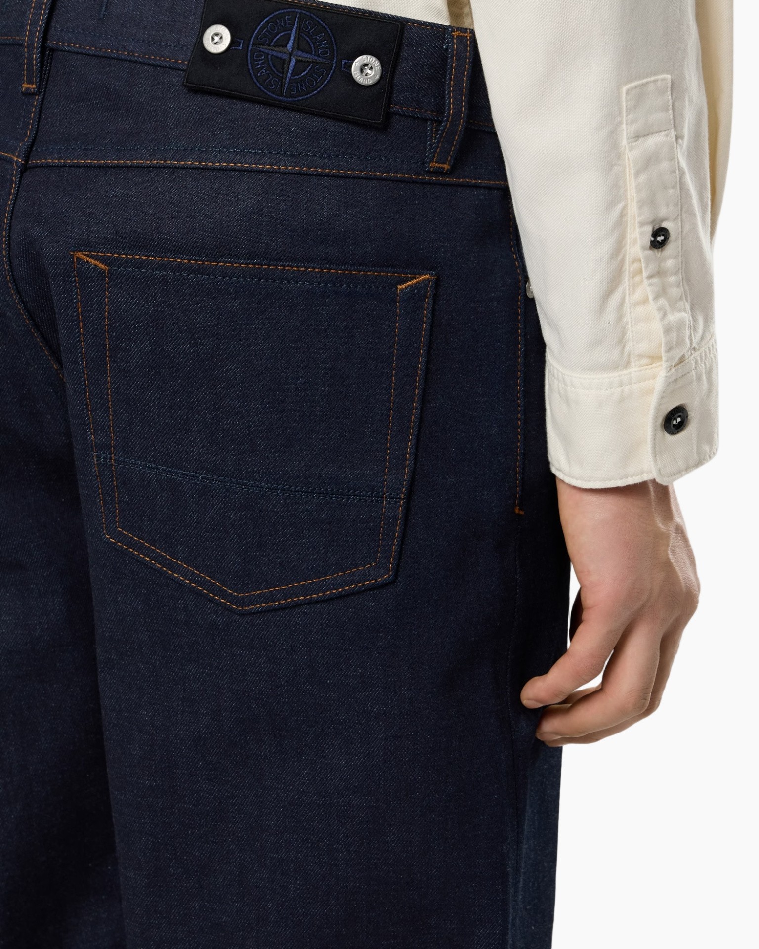 spijkerbroek, denim, achterzak, oranje stiksels, riemlus