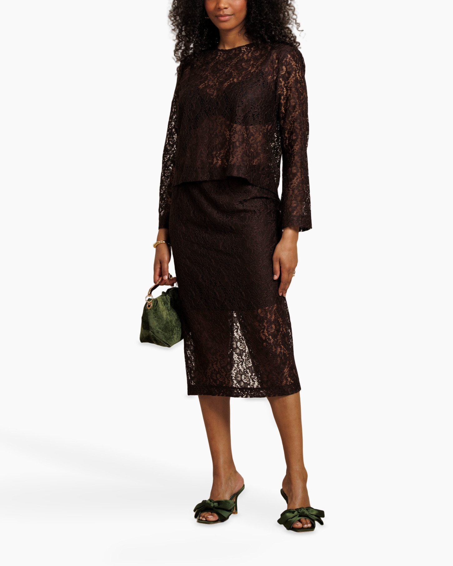 lacet jurk, middellengte, zwart, slit, groene sandalen