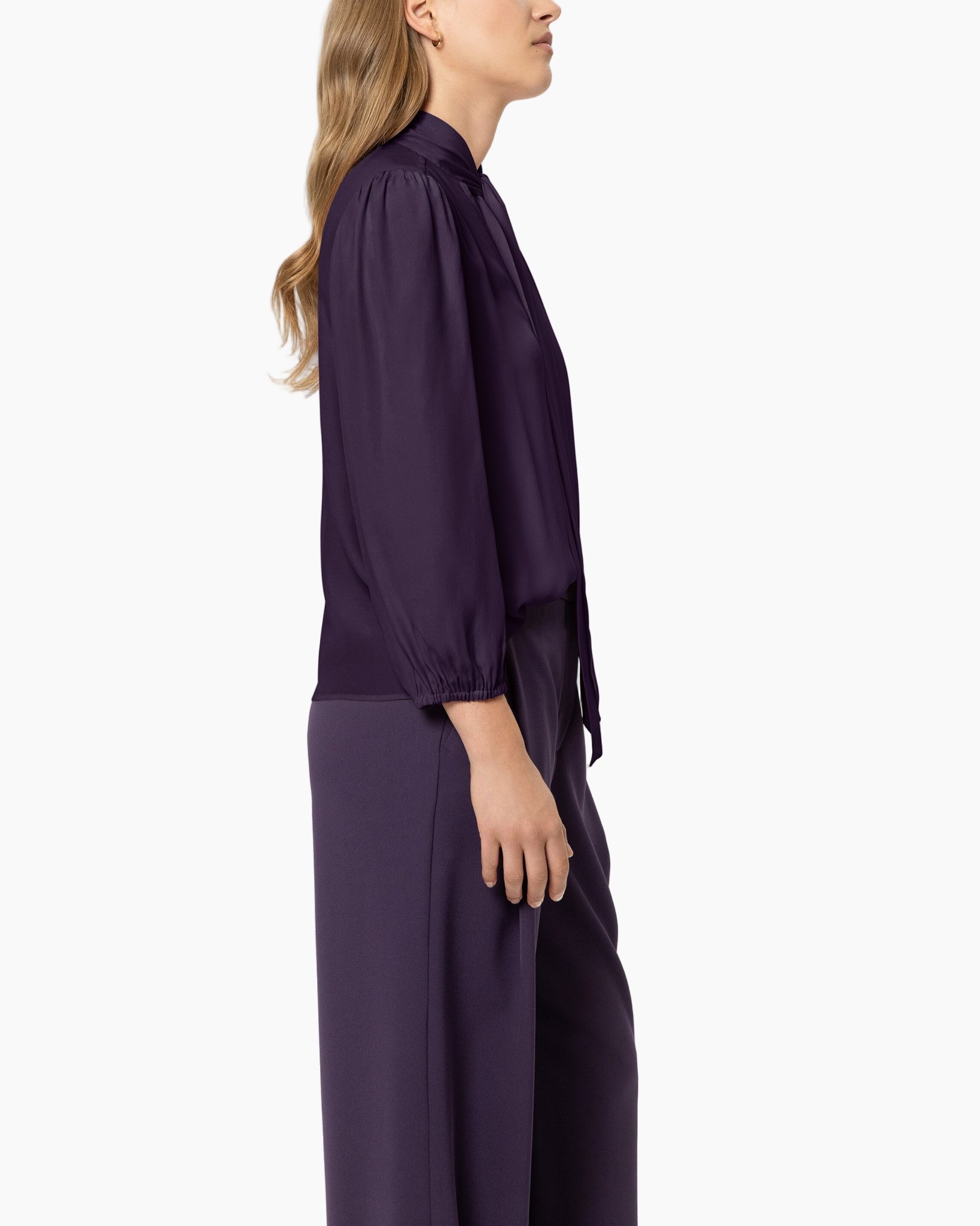 paarse blouse, lange mouwen, kraagachtige hals, zijdenachtige stof, losse pasvorm