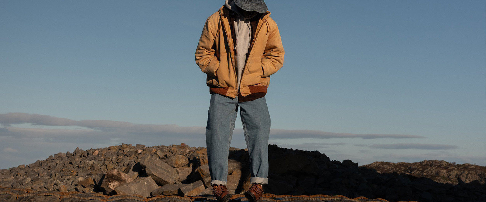 Gramicci: Lifestyle clothing brand man op een berg