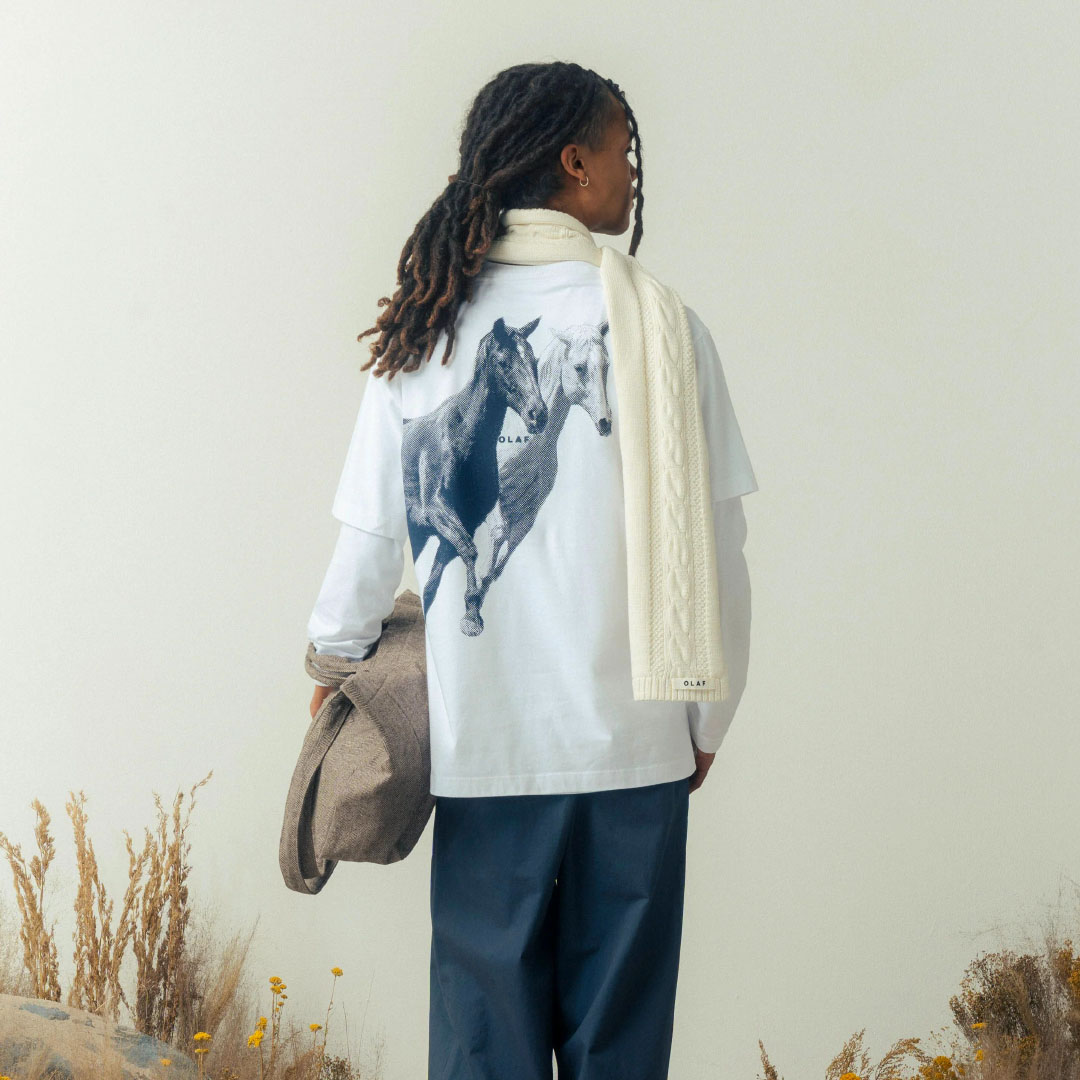 paard, grafische tee, witte blouse, rug view, sjaal