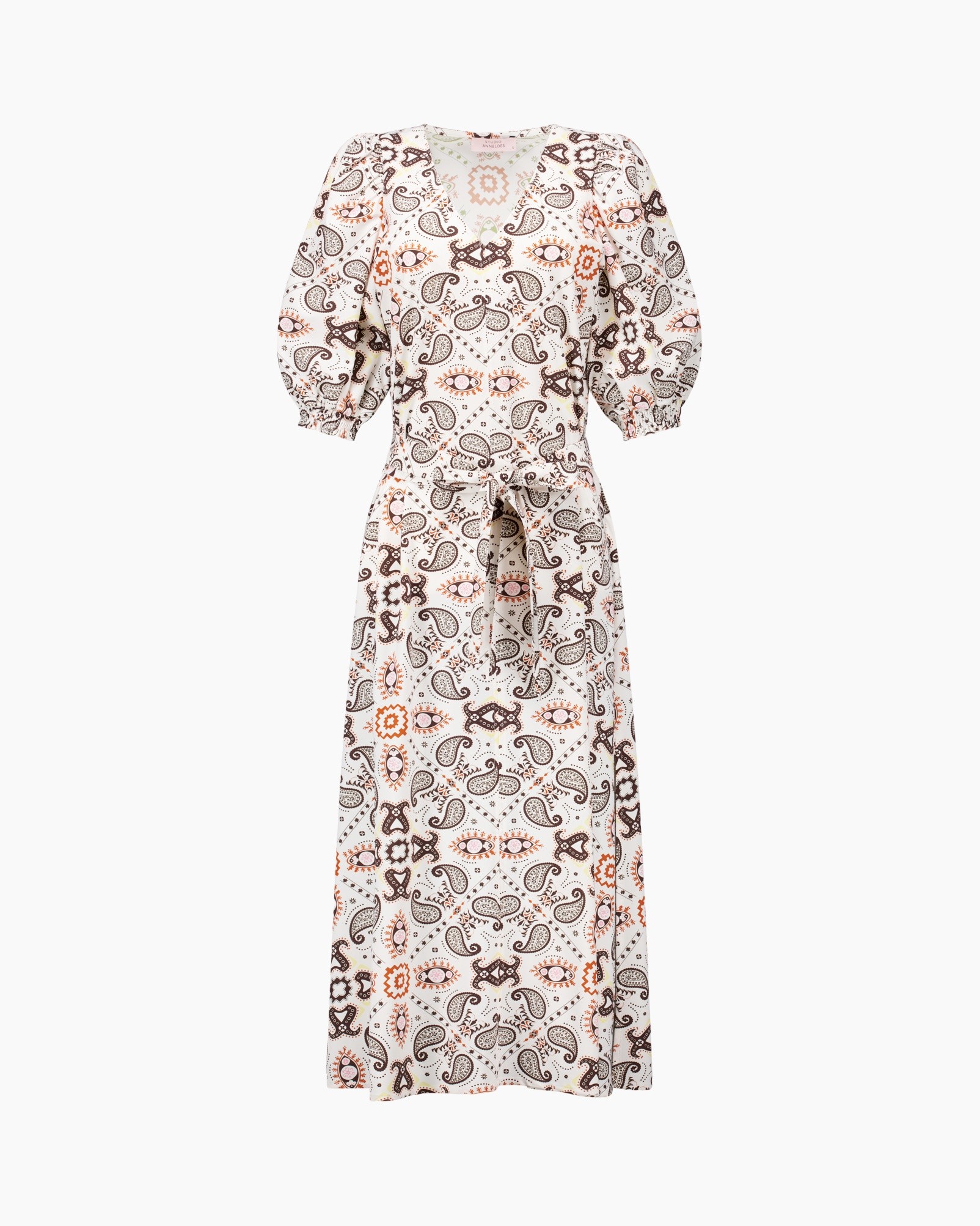 jurk, maxi jurk, paisley patroon, korte pofmouwen, witte achtergrond