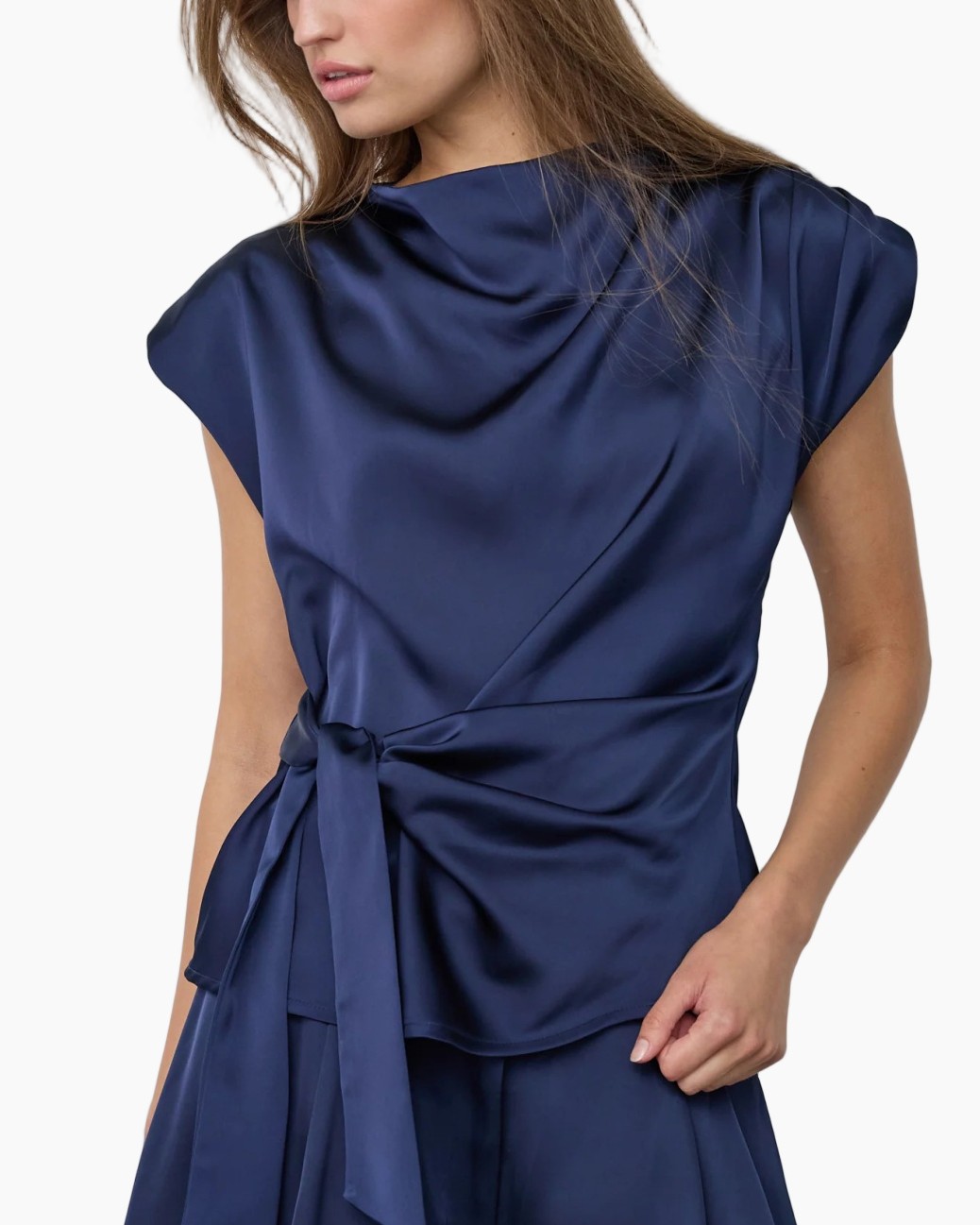 Navyblauwe blouse, Satijnstof, Gedrapeerde halslijn, Kapmouwtjes, Strikceintuur