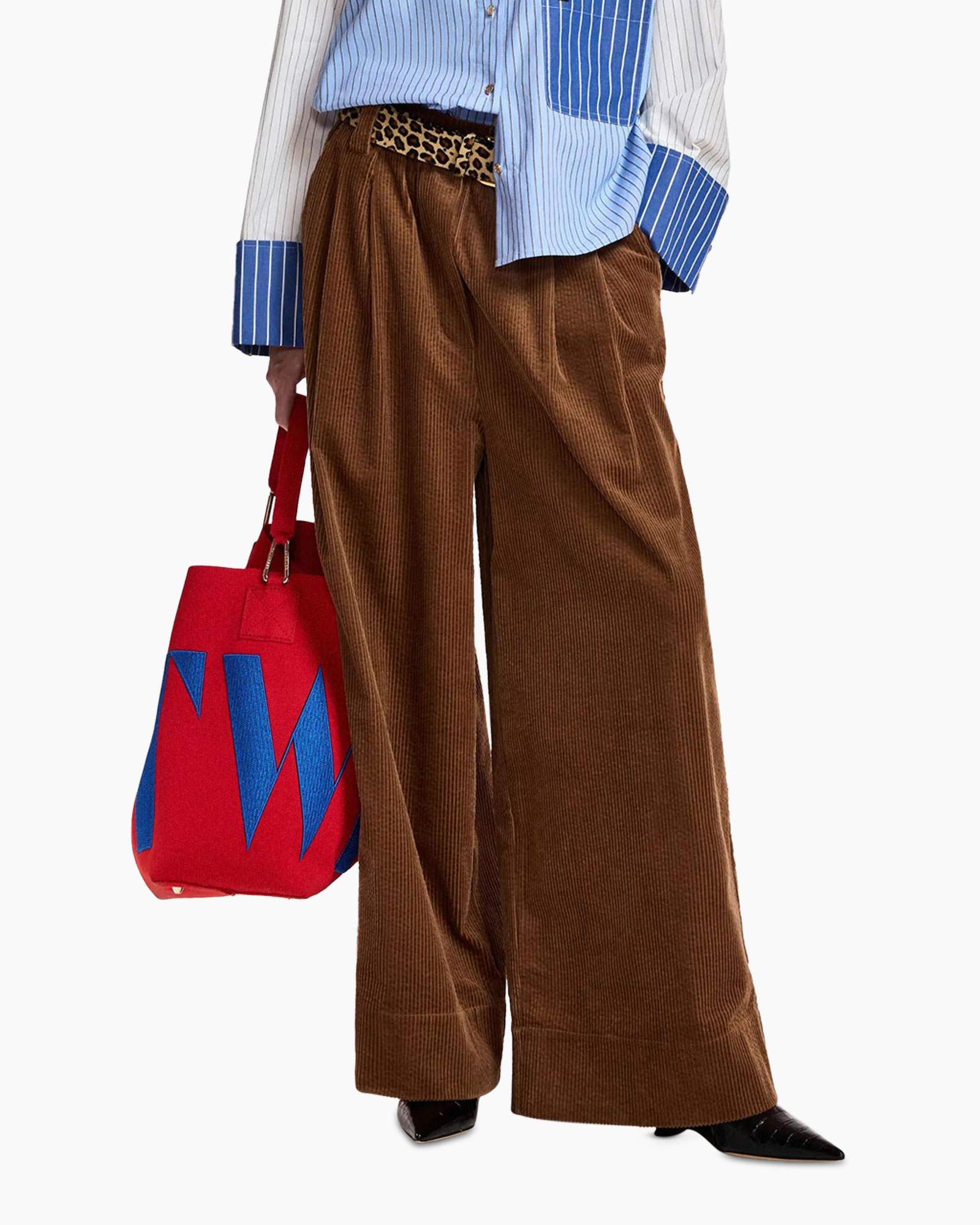 broekkorduroy, wijdere pijp, bruin, luipaardriem, rode tas, broek van ribfluweel, bruine broek, wijdop}-leg, leopard riem, rode tote tas