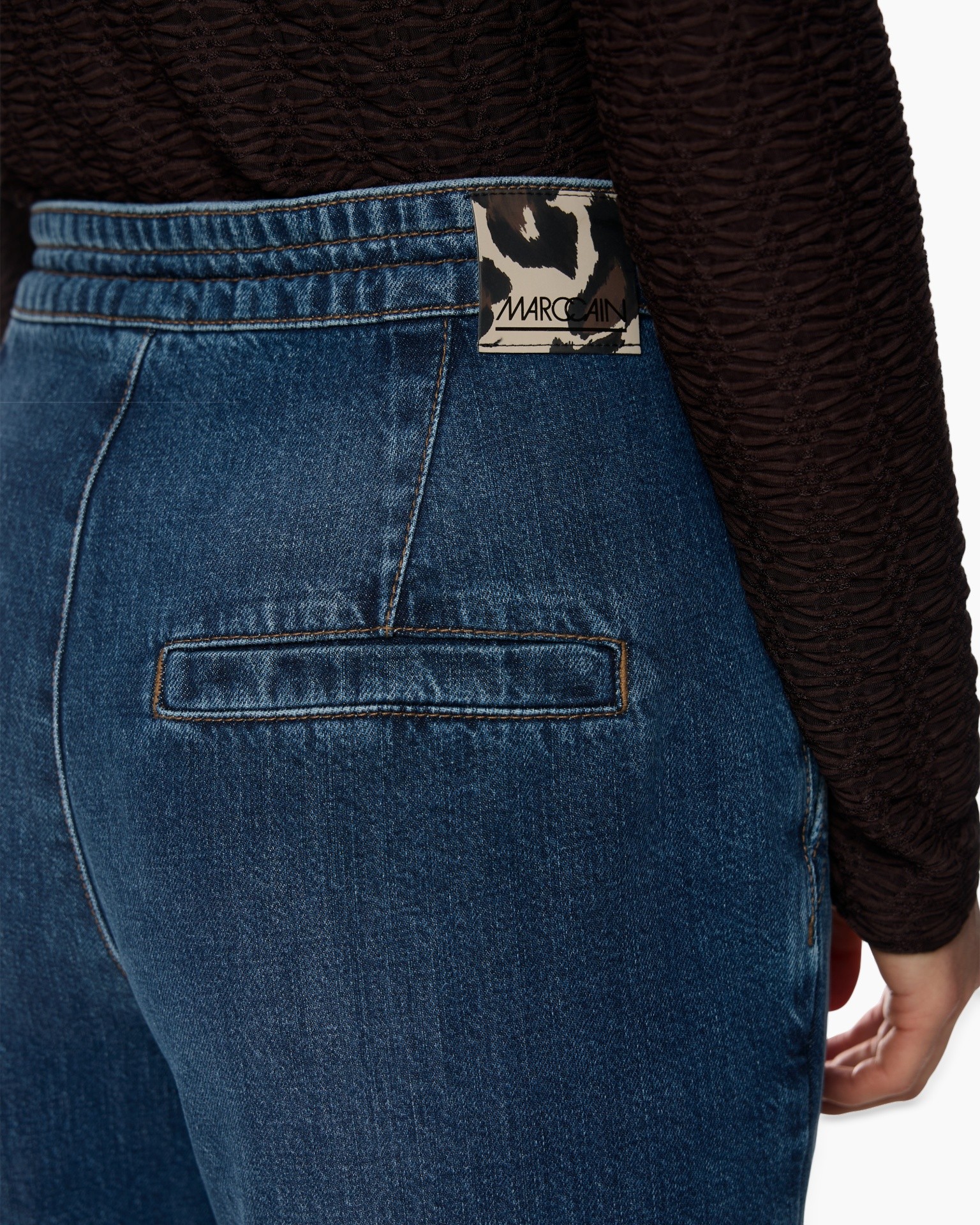 spijkerbroek, denim, achterzak, riemlus, etiket label