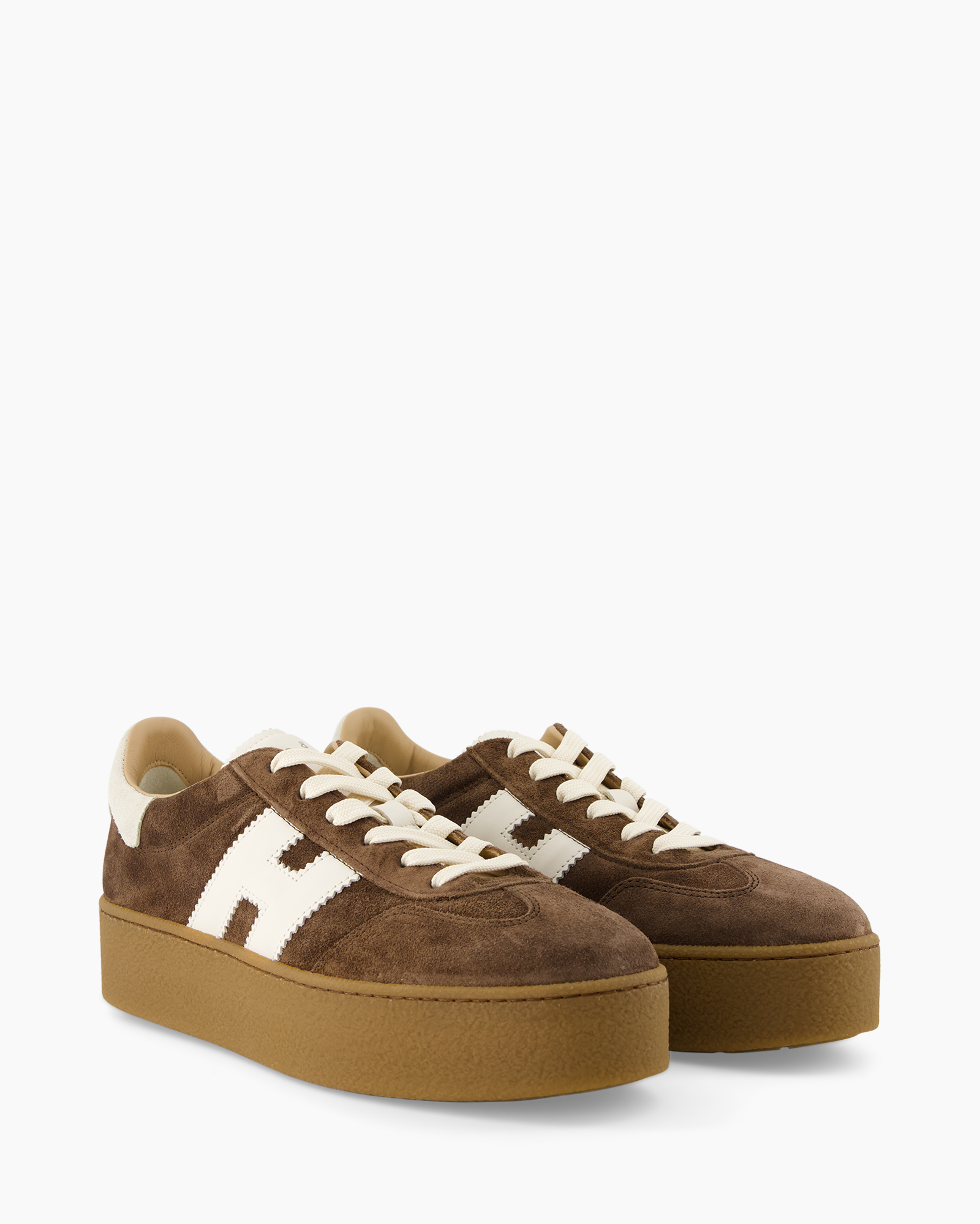 bruin suède, platformzool, witte zool, veterschoen, sportieve sneaker