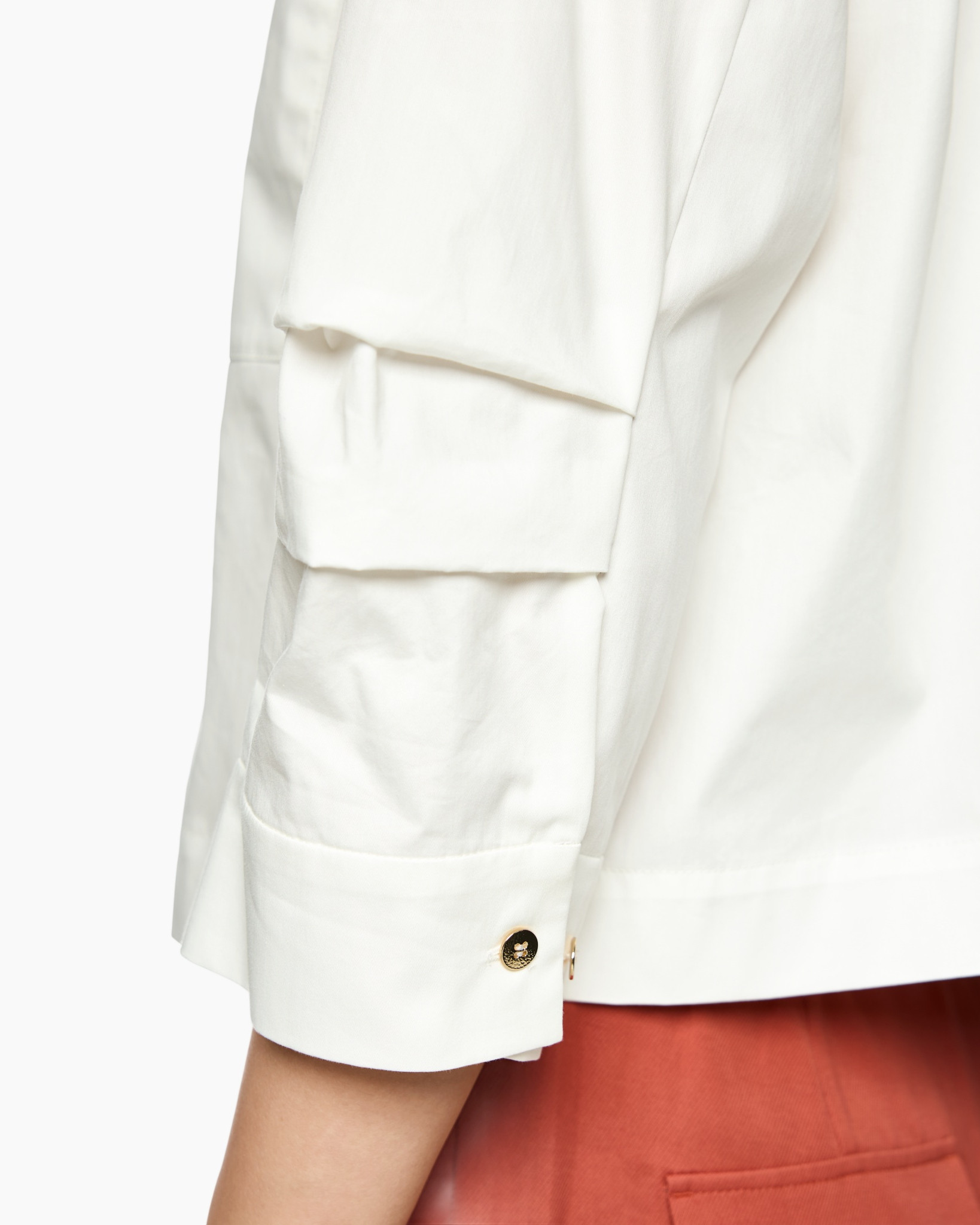 witte shirt, lange mouw, gouden knoop, manchetdetail, zakloze
